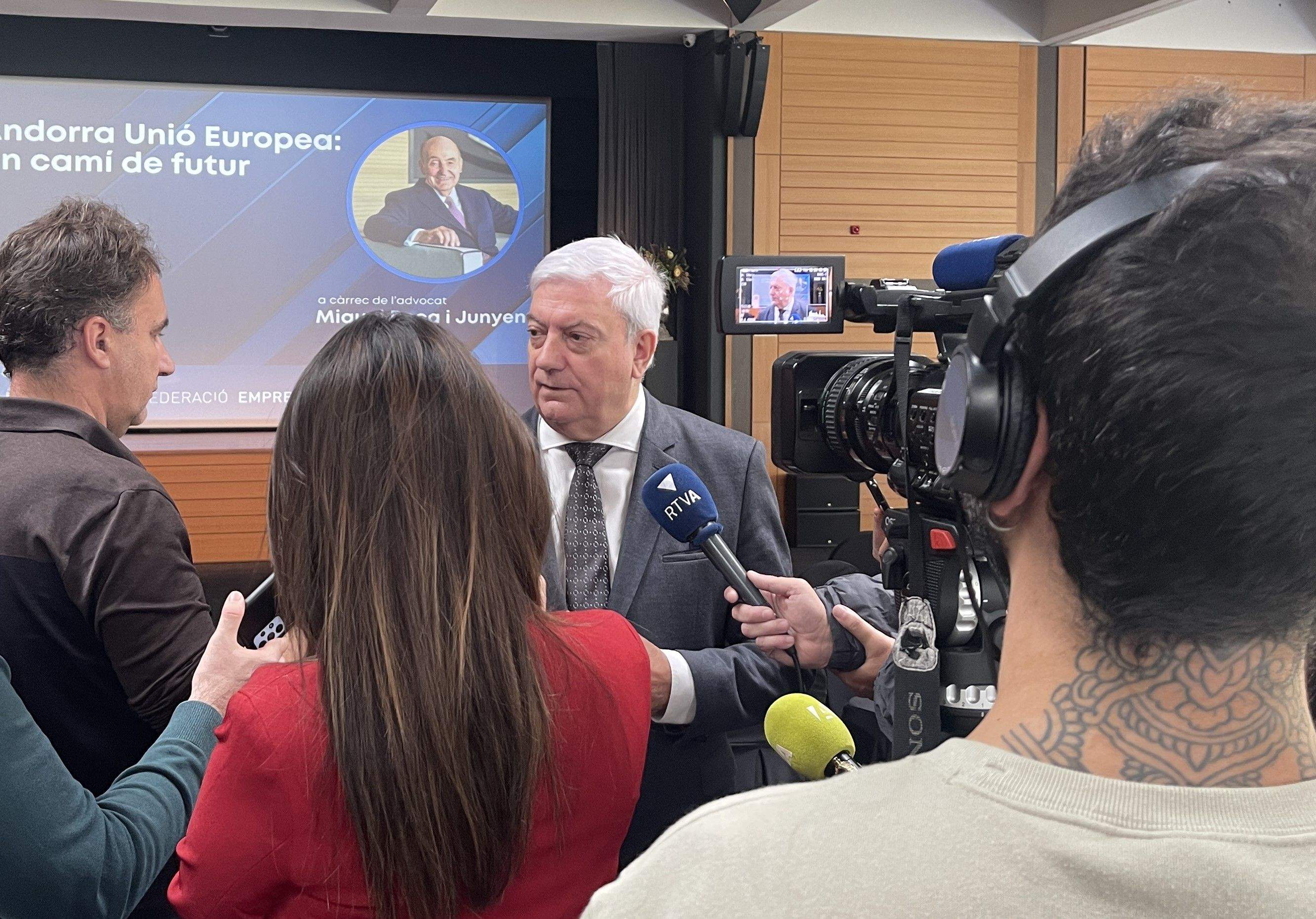 Cadena, atenent els mitjans abans de la conferència de Miquel Roca.