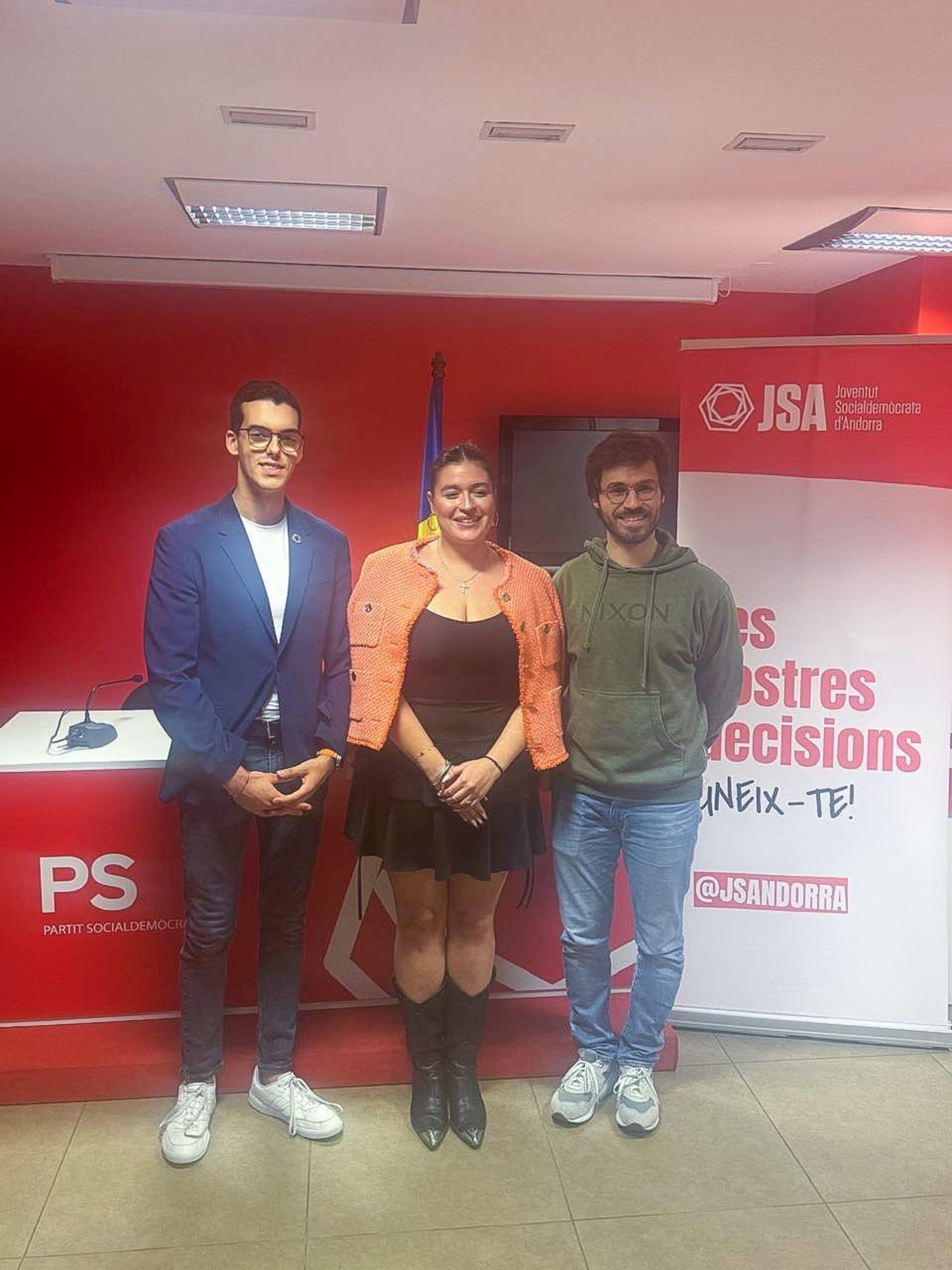 Cunill flanquejada per Suárez (esquerra) i De Melo.