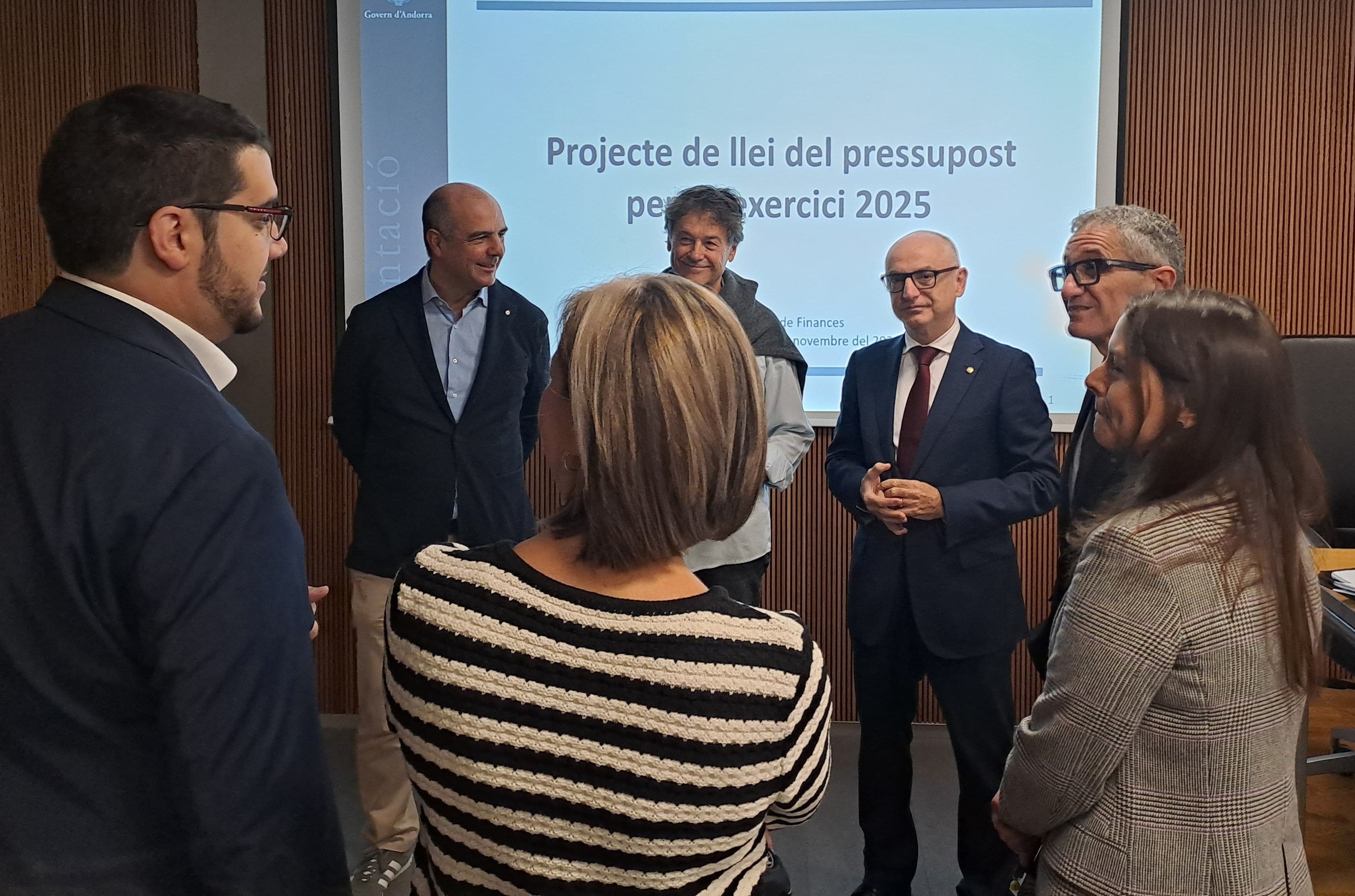 Els consellers de la comissió de Finances amb el ministre Ramon Lladós.
