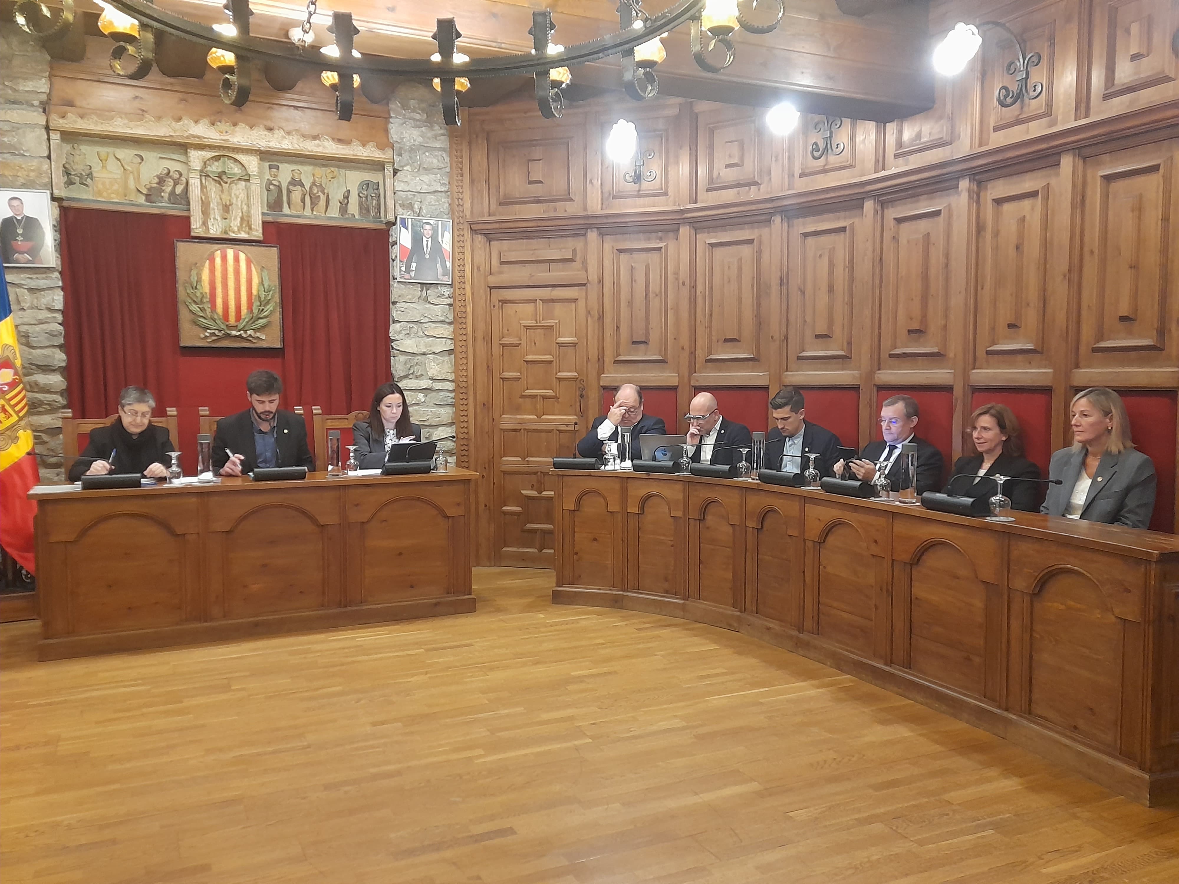 Sandra de la Rosa al costat de Mireia Codina i Josep Majoral en la darrera sessió de consell de comú.