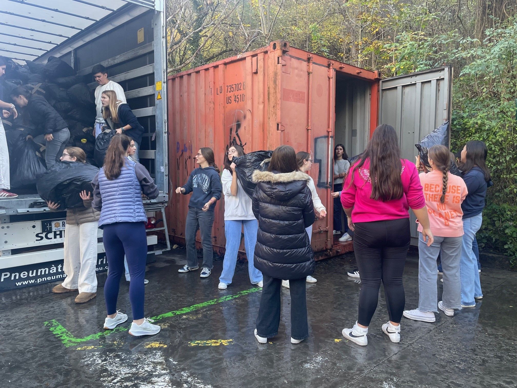 Els joves que han col·laborat a omplir el tràiler.