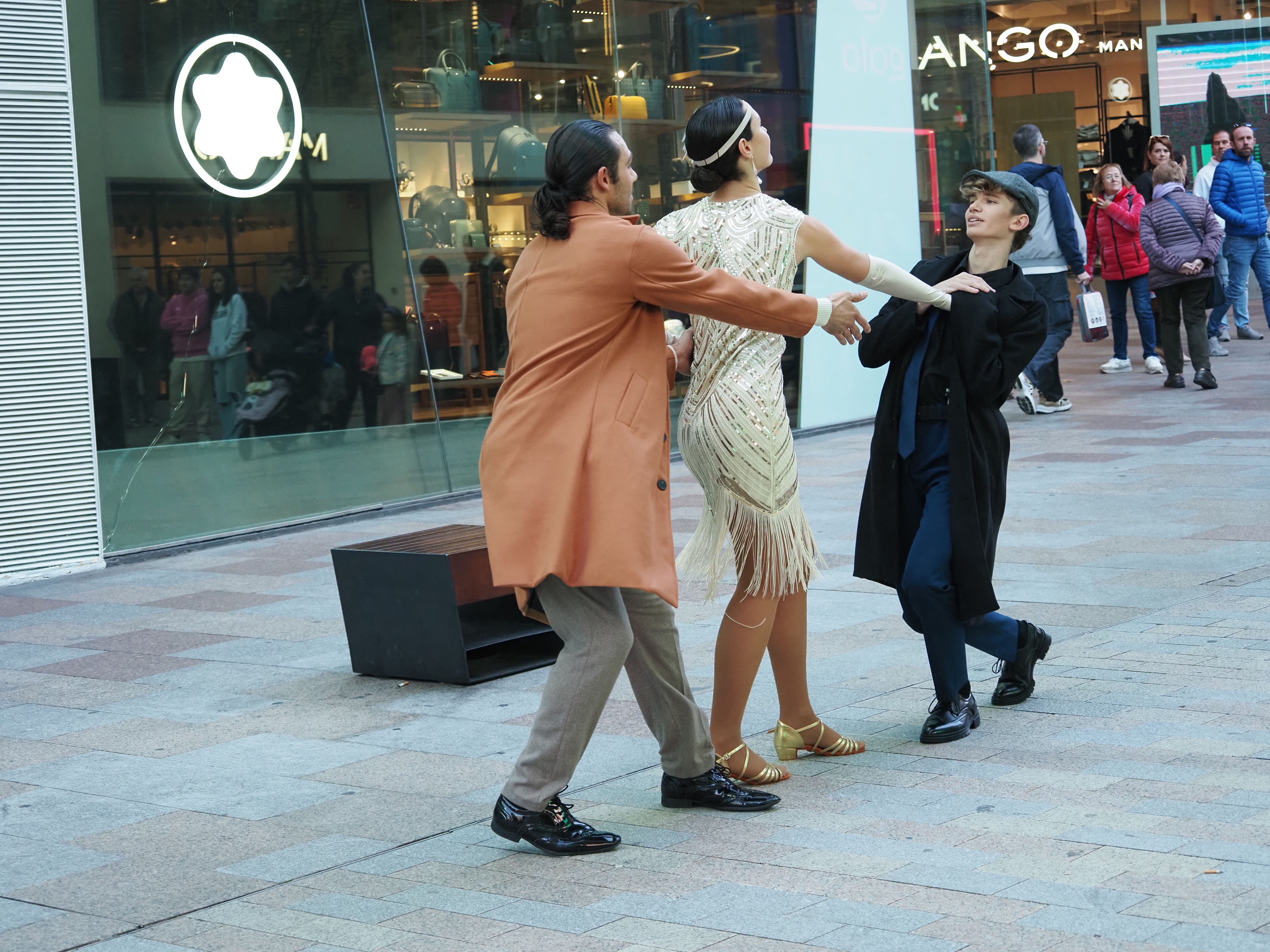 Espectacle itinerant de Líquid Dansa al Shop in Andorra Festival. Espectacle itinerant de Líquid Dansa al Shop in Andorra Festival.