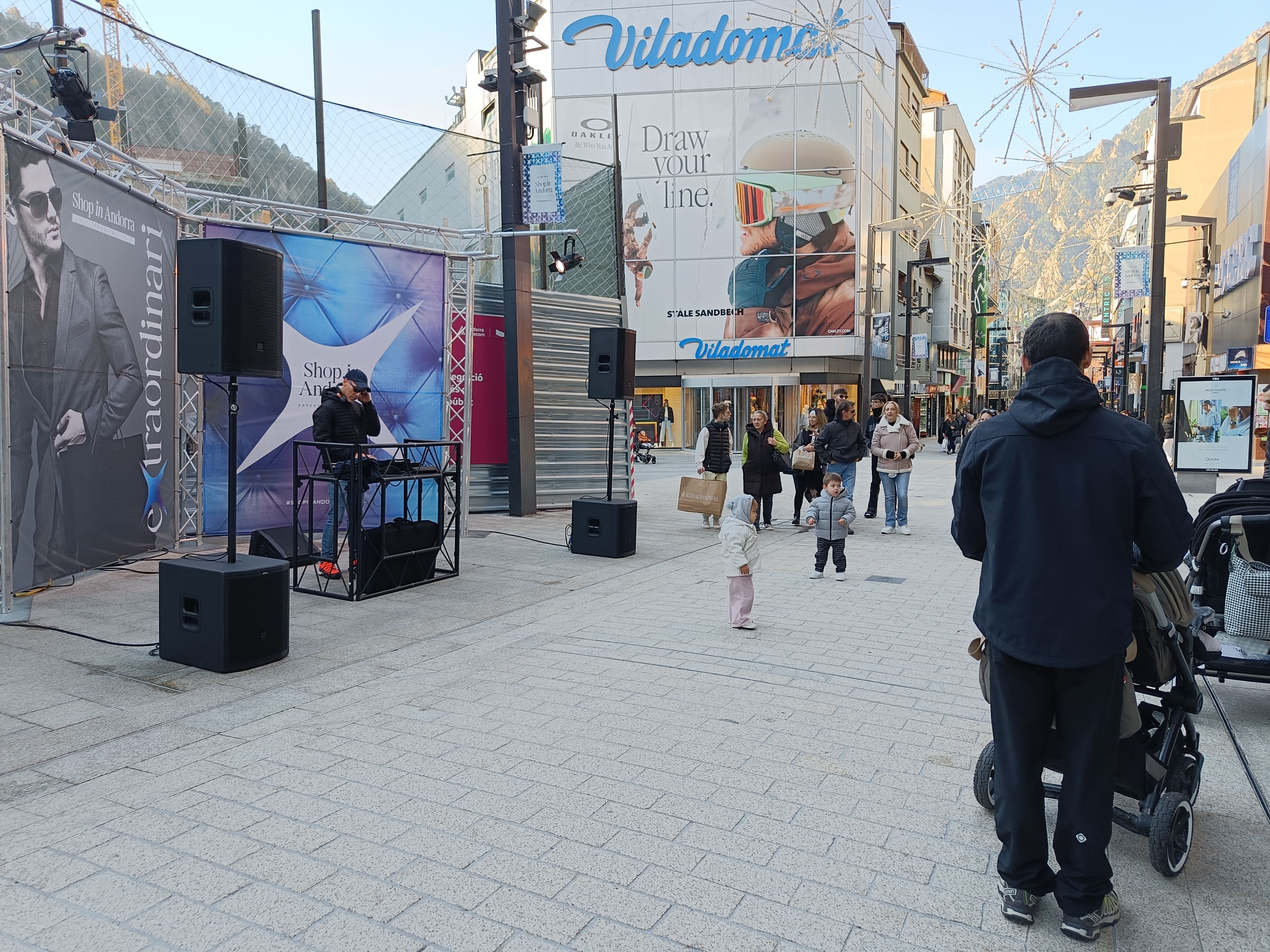 Un Dj anima els visitants a l'avinguda Meritxell. Un Dj anima els visitants a l'avinguda Meritxell.