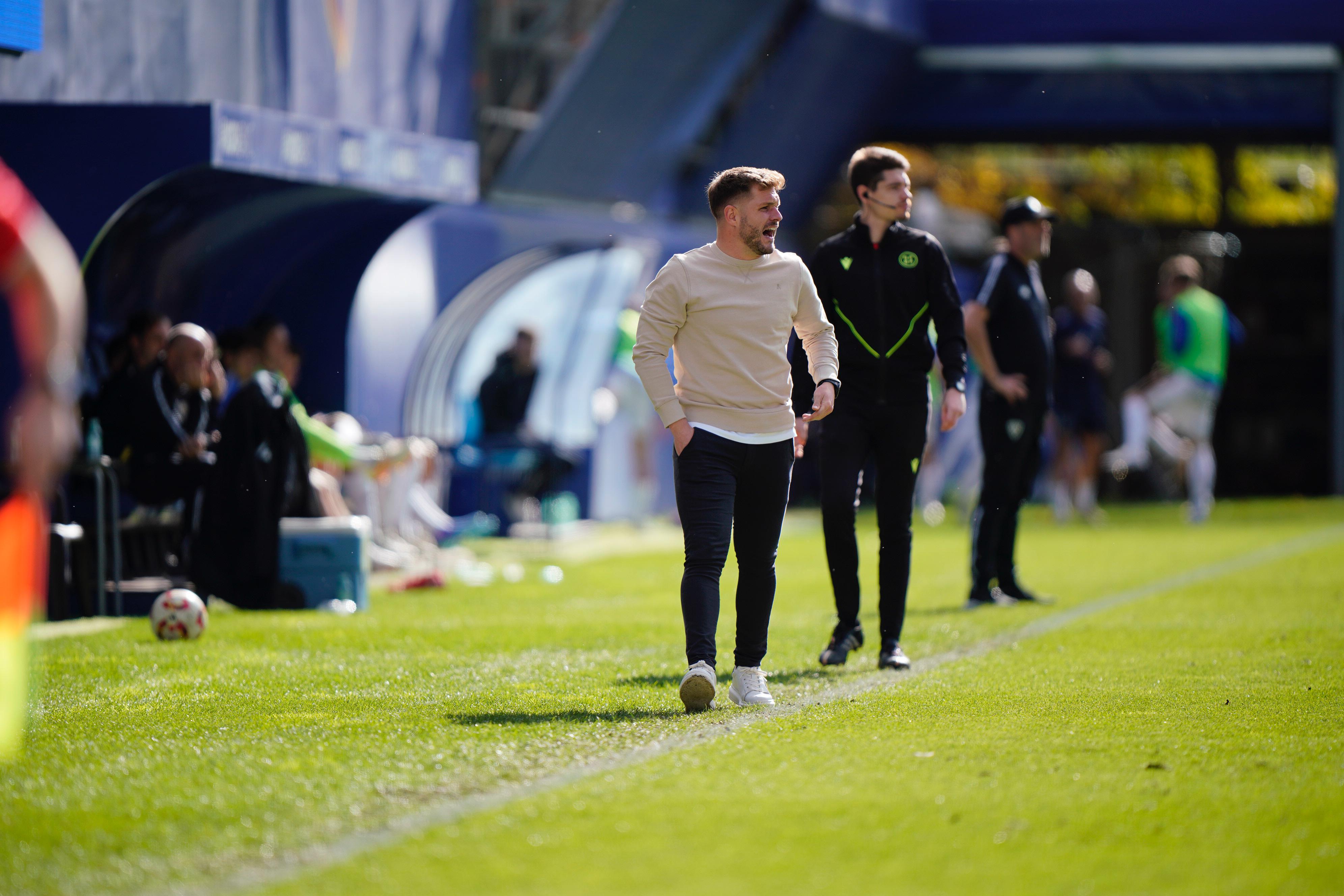 Ferran Costa, de gala a la banda de l'Estadi Nacional. Ferran Costa, de gala a la banda de l'Estadi Nacional.