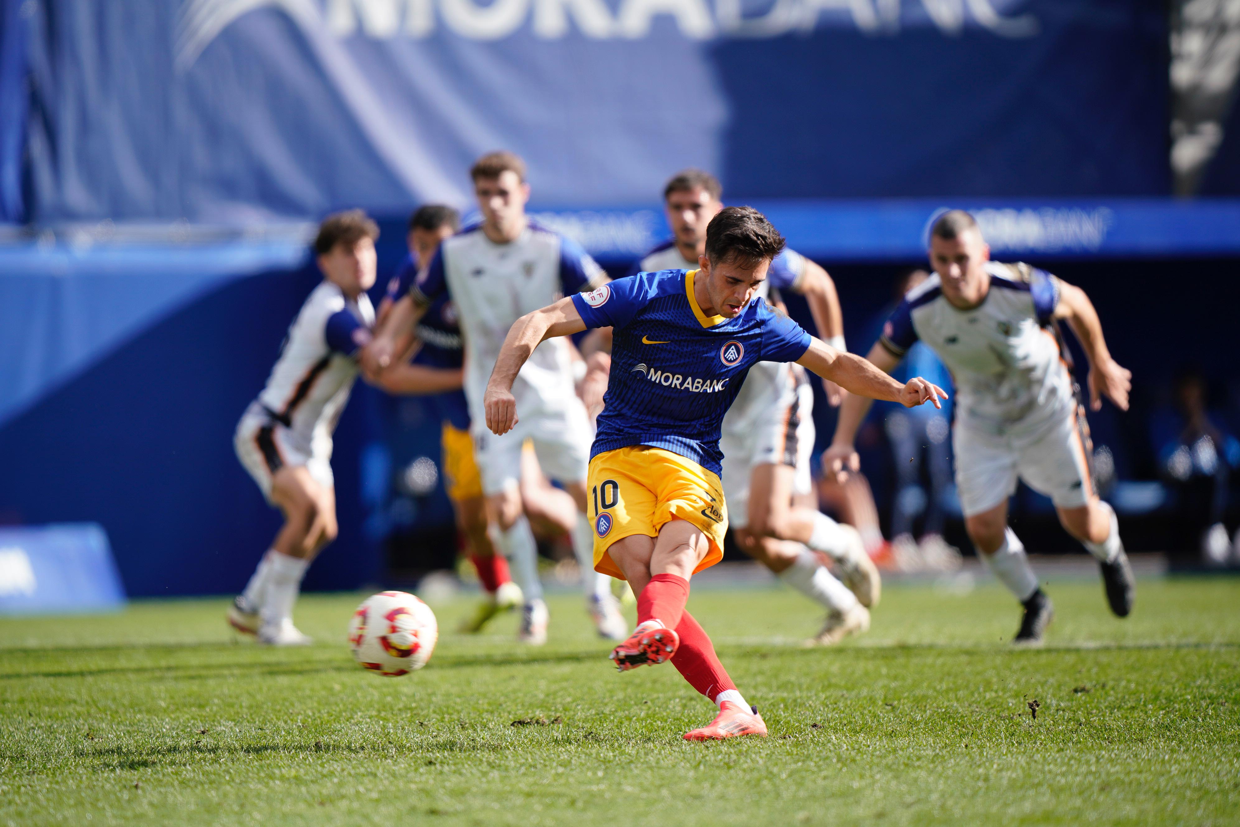 Álvaro Martín, en el moment de llançar el penal. 
