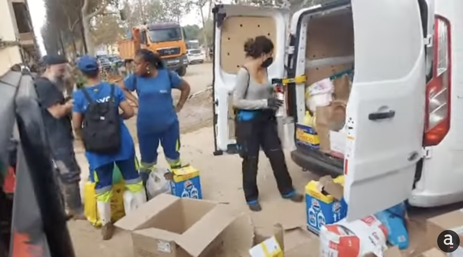 Ainhoa González descarregant la furgoneta i repartint alhora.