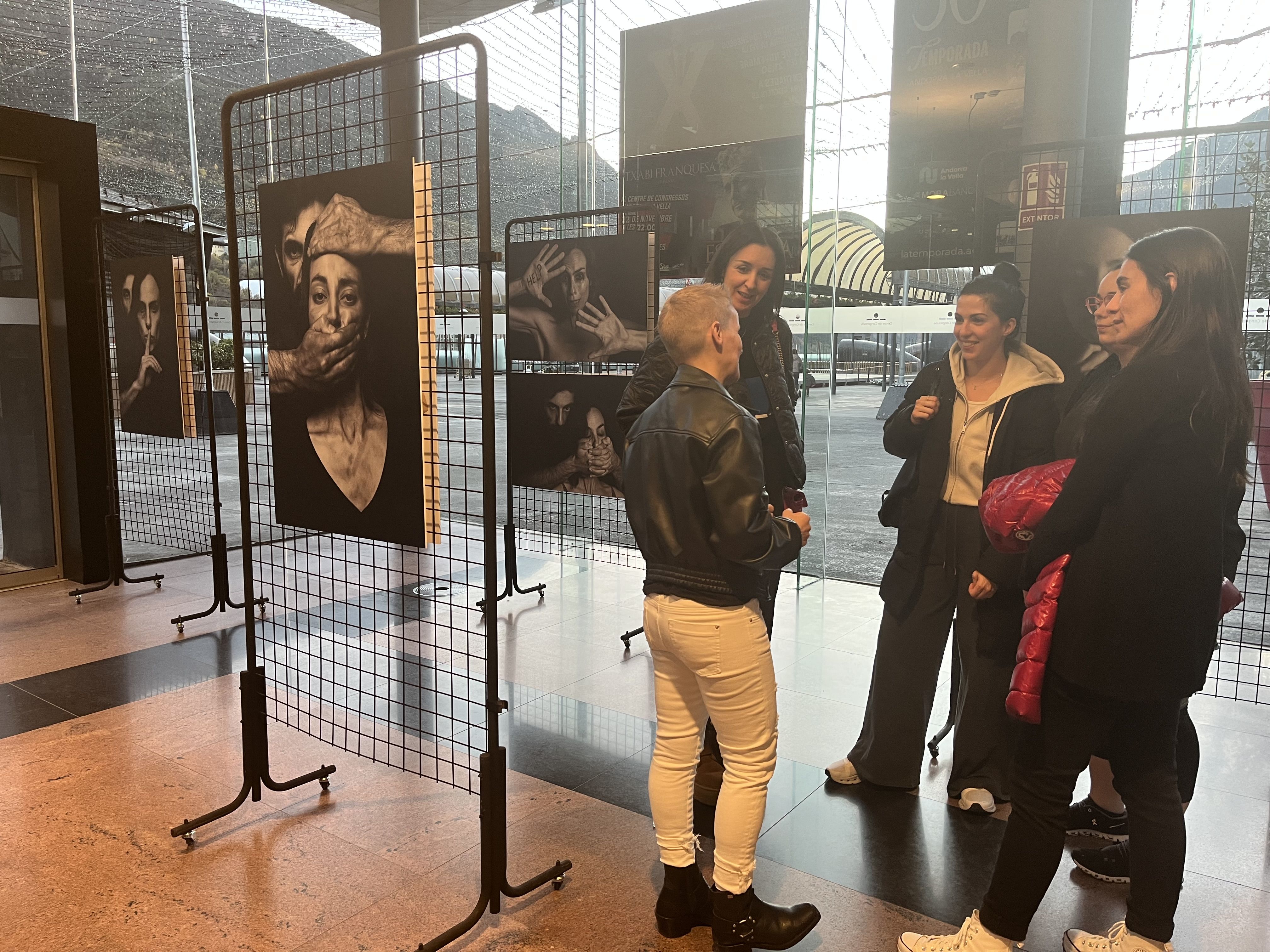 Un moment de la inauguració de l'exposició ‘L’amor no és l’hòstia’.