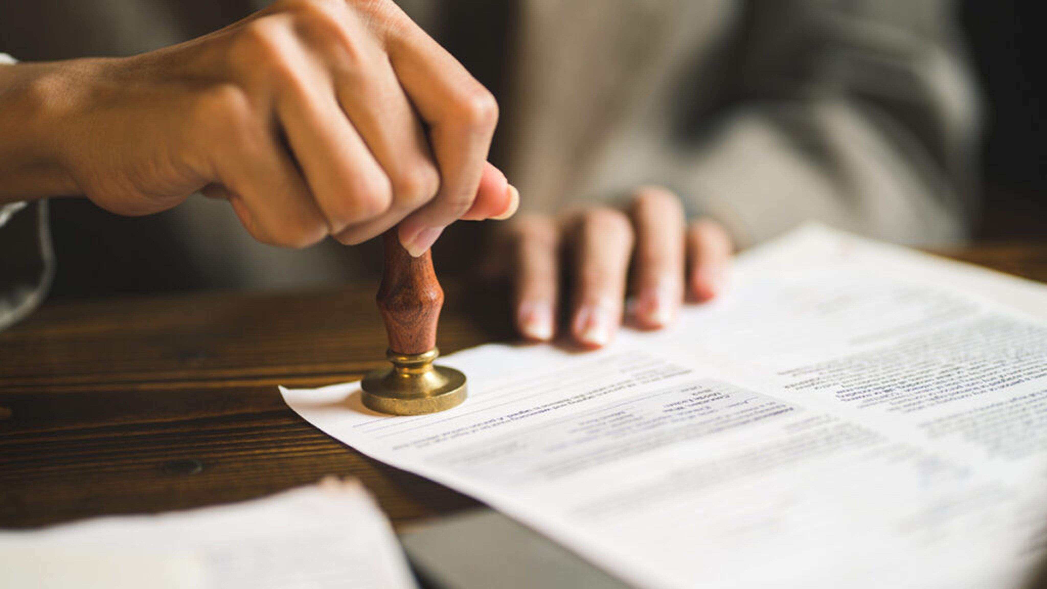 Un auxiliar de notaria validant un document.