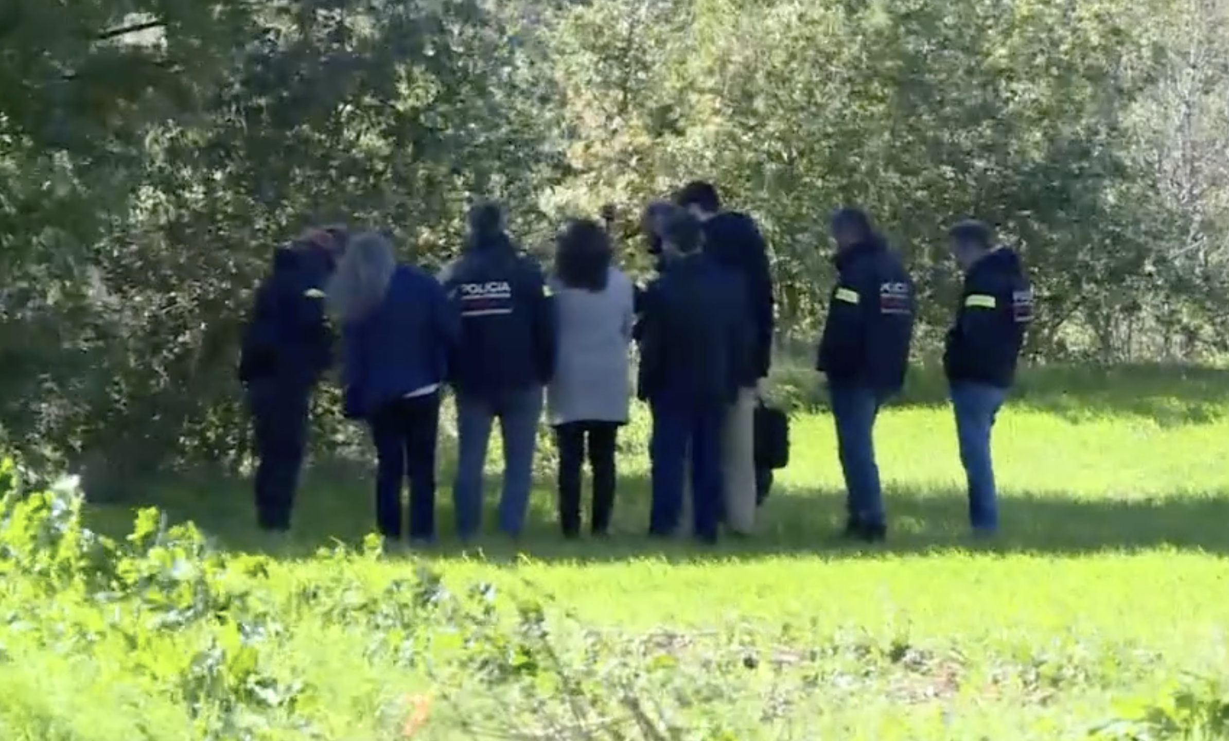 La comitiva judicial durant la reconstrucció, en el lloc on es va trobar el cos de la nena.