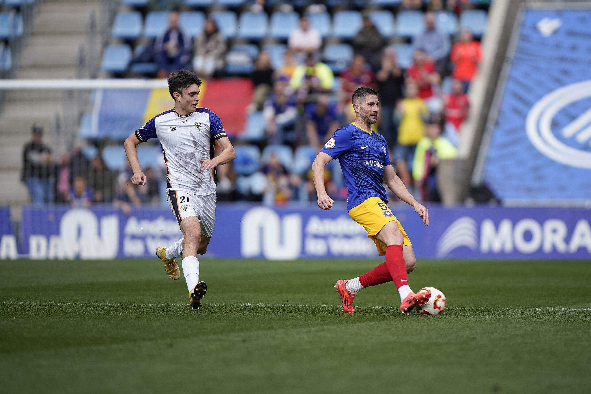 César Morgado en una jugada contra el Barakaldo.