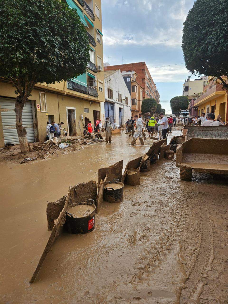 Els voluntaris de l'IPA col·laborant en la neteja dels carrers.