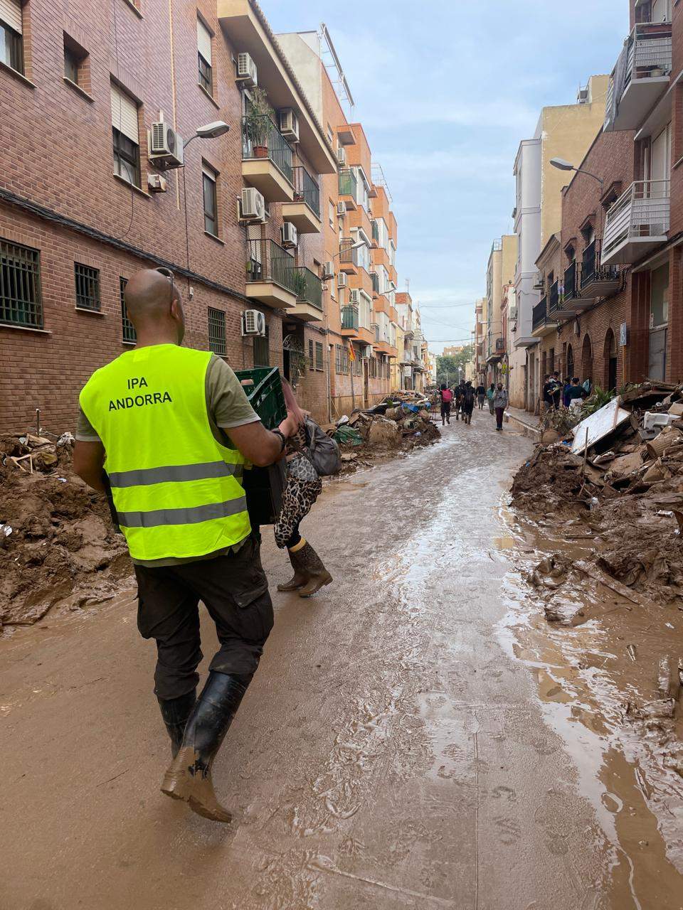 Un dels voluntaris transportant material.