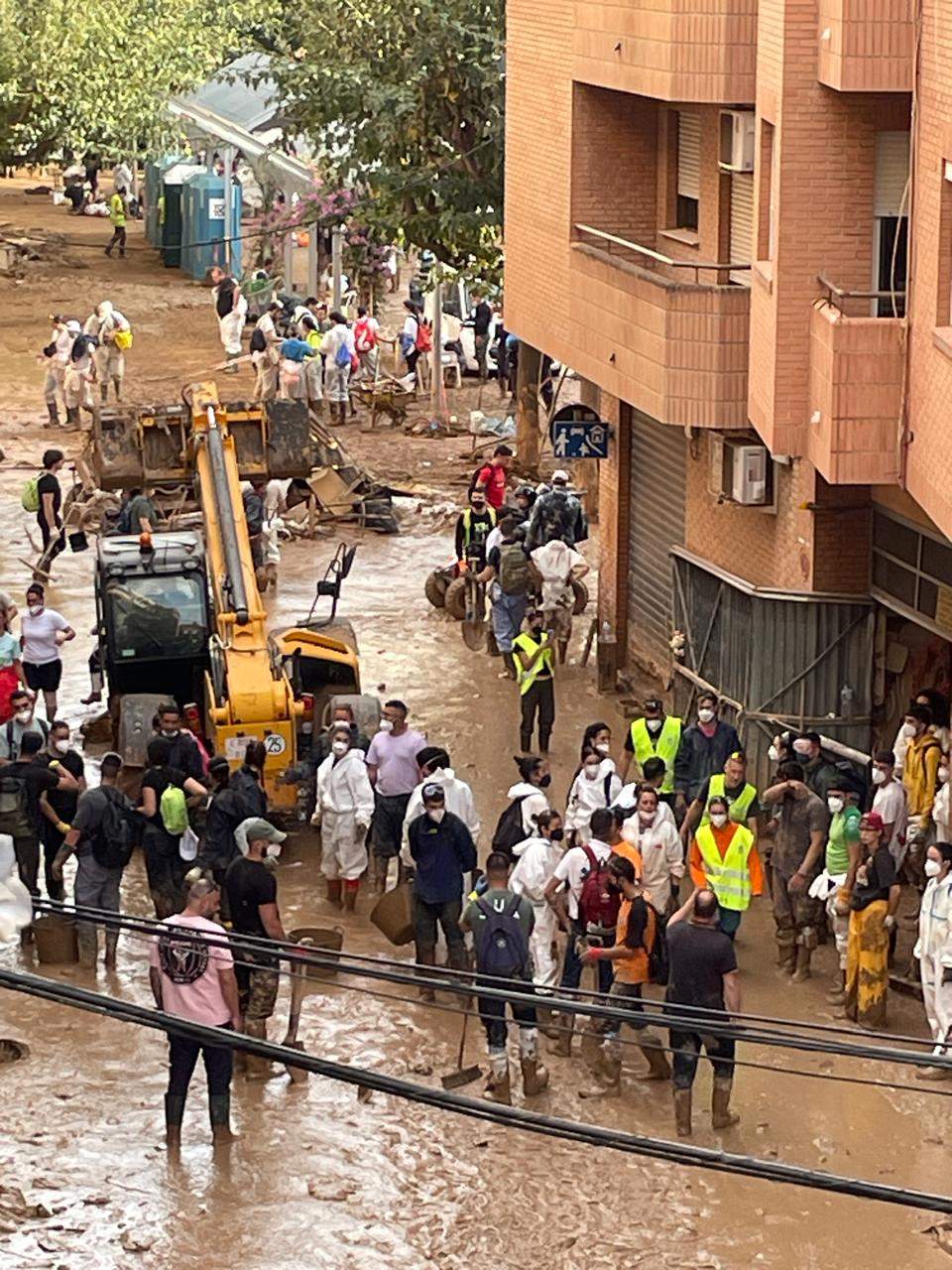 Els valencians i valencianes i els voluntaris netejant els carrers.