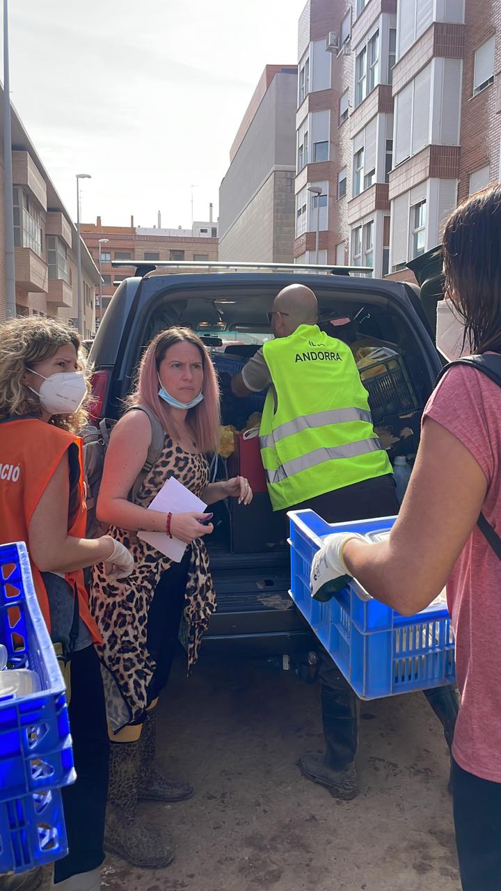 Buidant el material d'un dels vehicles.