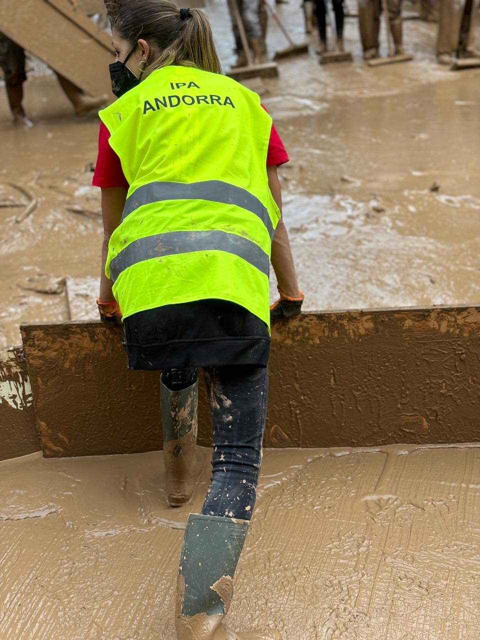 Una de les voluntàries de l'IPA netejant el carrer.
