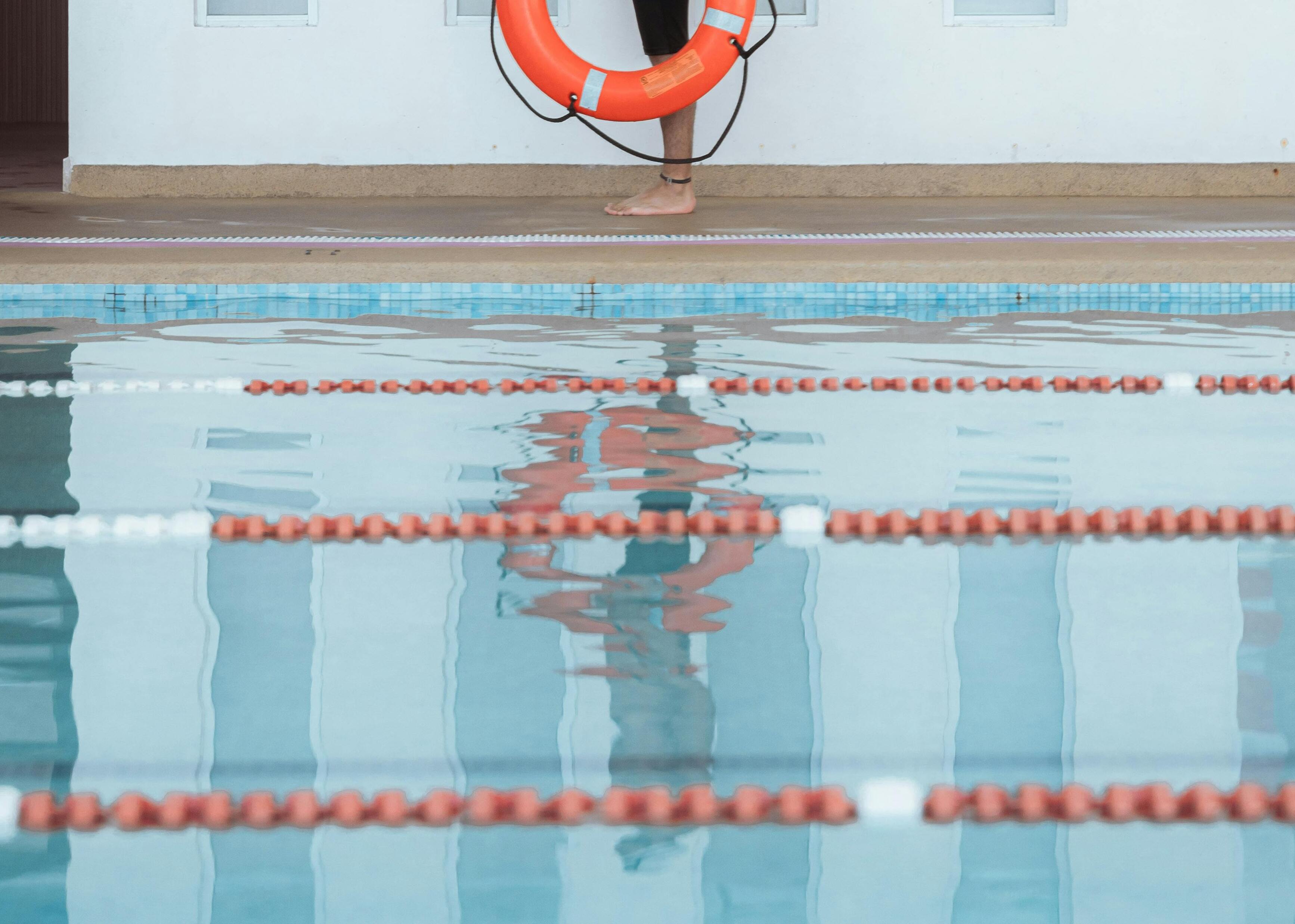 Un socorrista en una piscina.