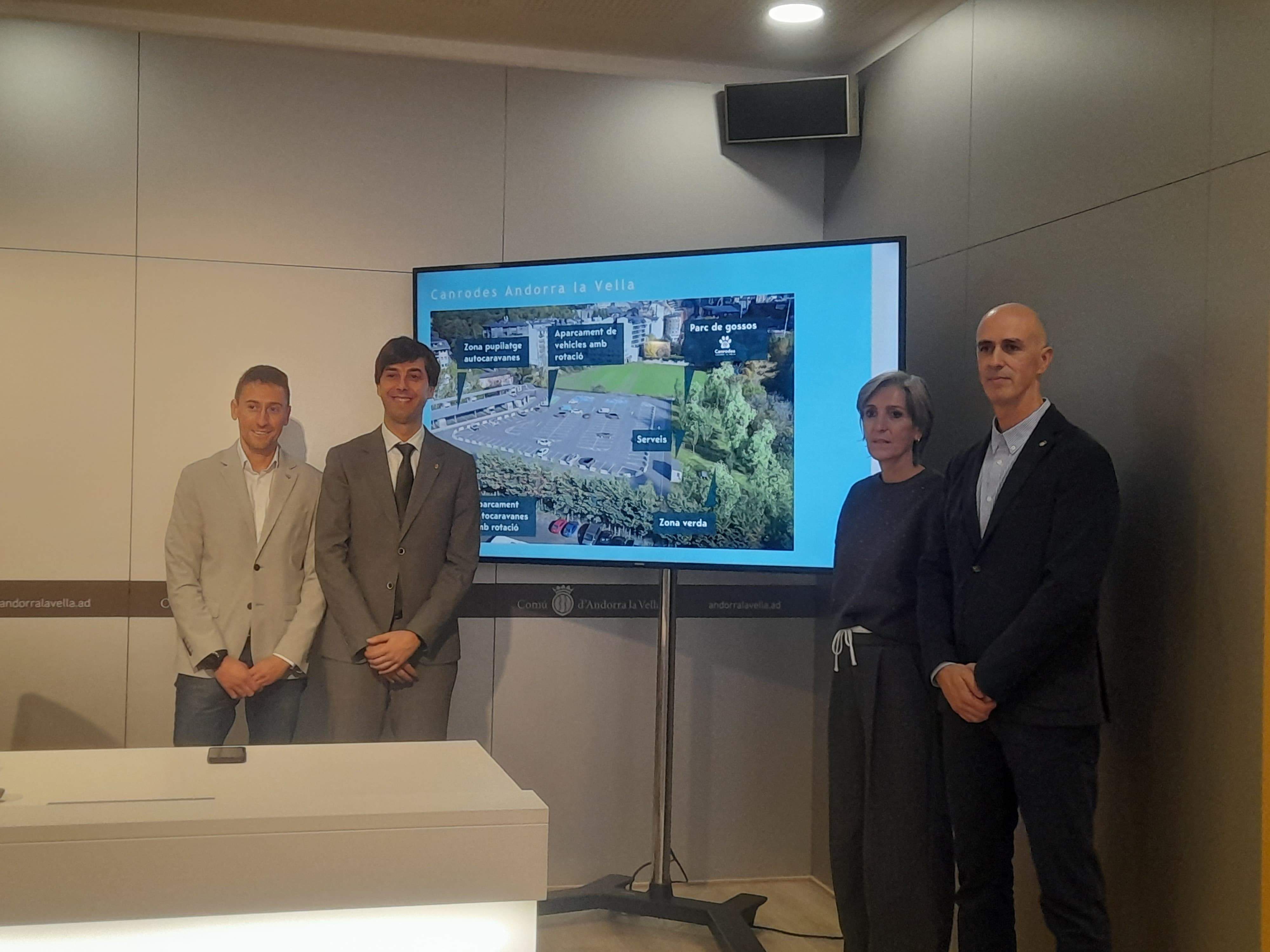Jordi Cabanes, Sergi González, Xavier Surana i la propietària del terreny.