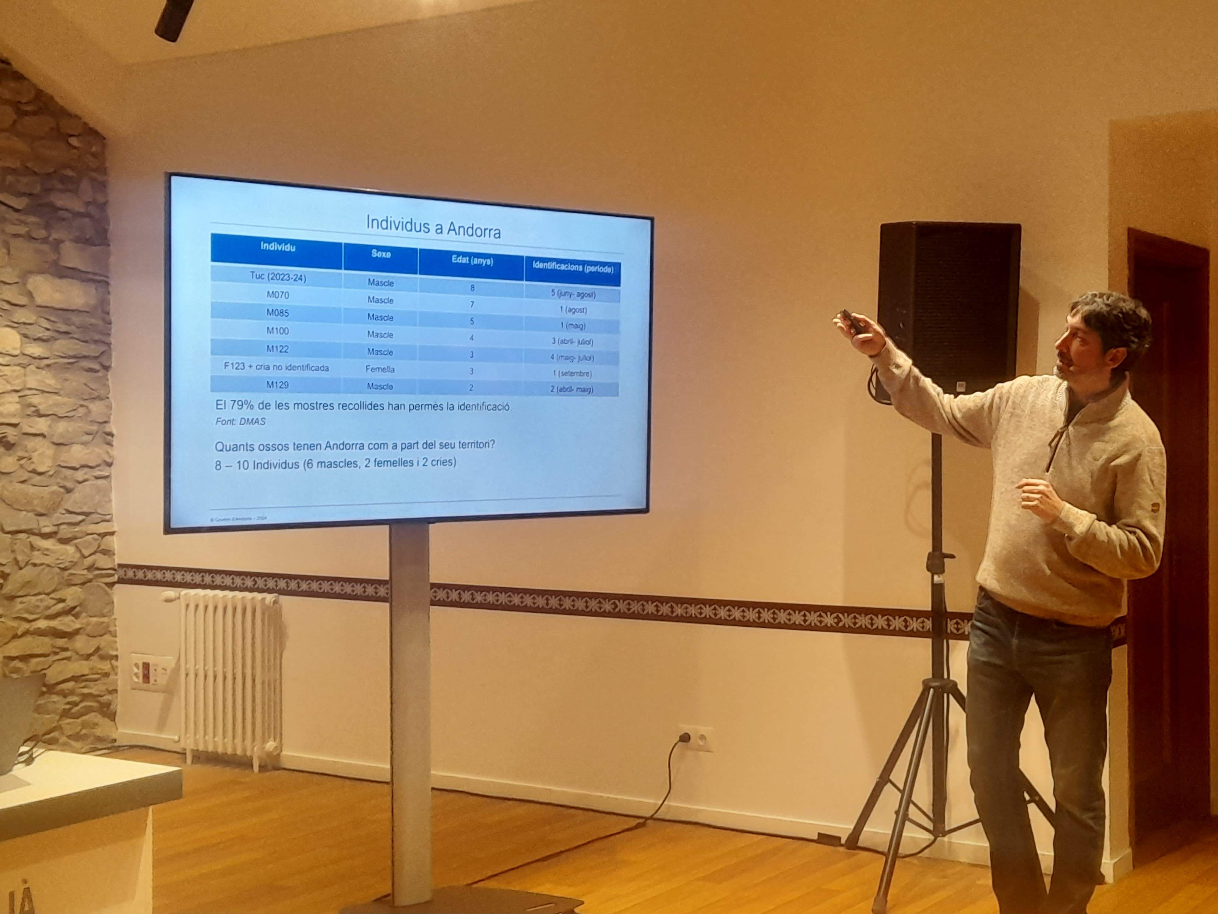 Jordi Solà explicant els exemplars d'os detectats enguany a Andorra. Jordi Solà explicant els exemplars d'os detectats enguany a Andorra.
