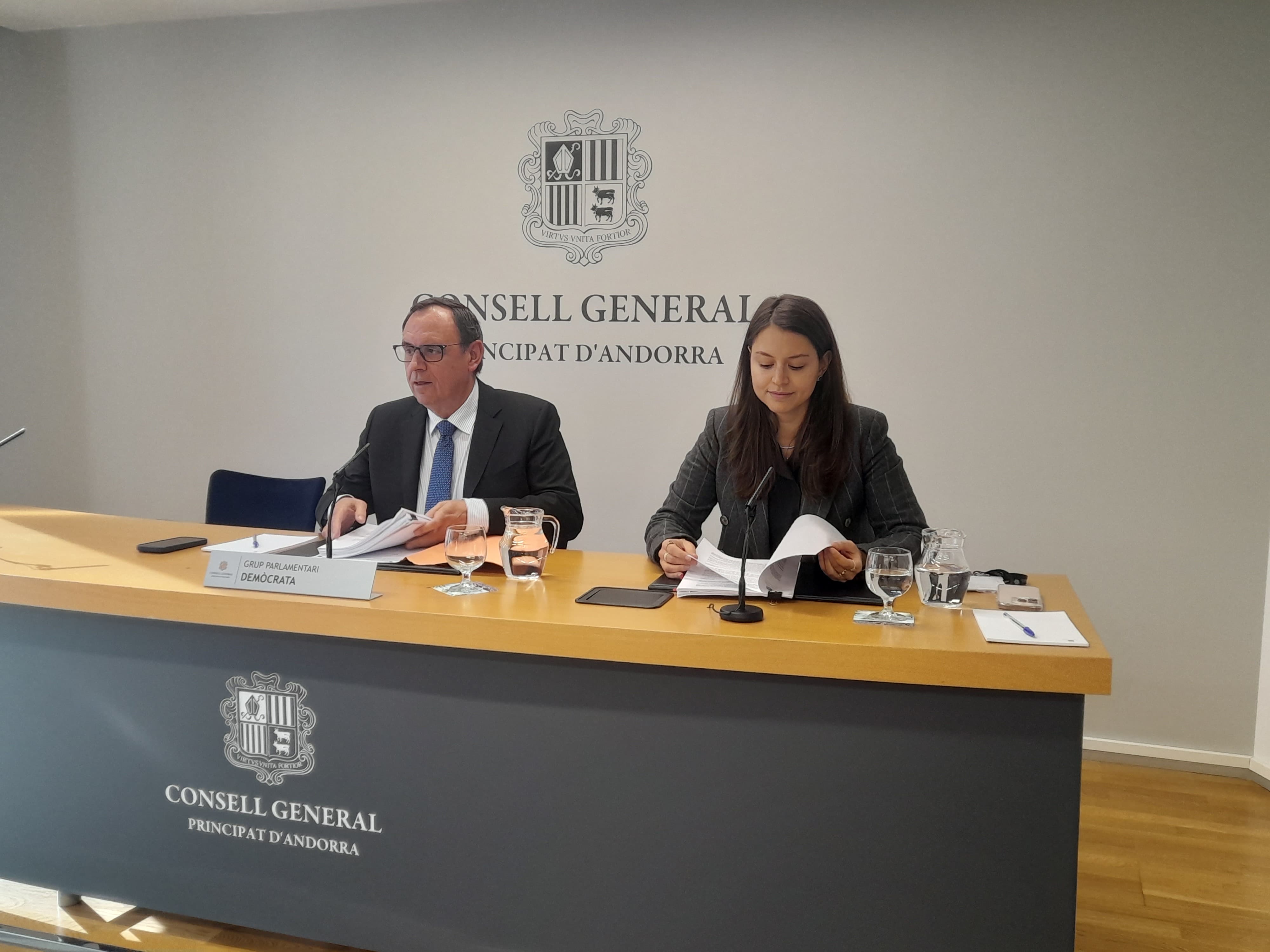 Jordi Jordana i Meritxell López durant la presentació de les esmenes a la llei òmnibus.