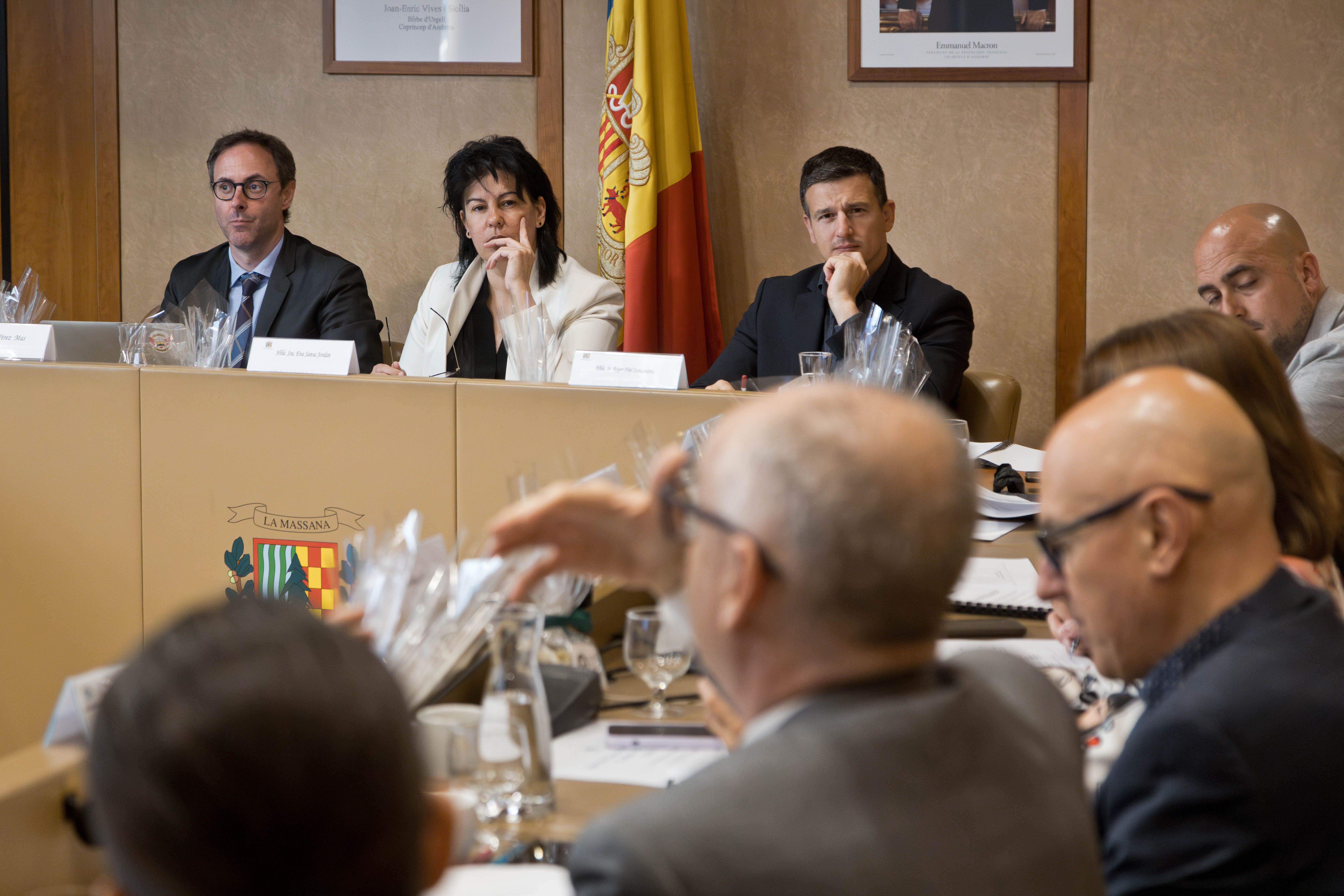 El ministre Ramon Lladós donant explicacions en una reunió de cònsols.