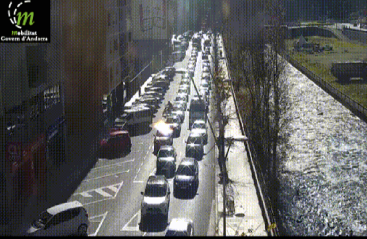 Retencions a l'avinguda Francesc Cairat aquest dissabte al matí.