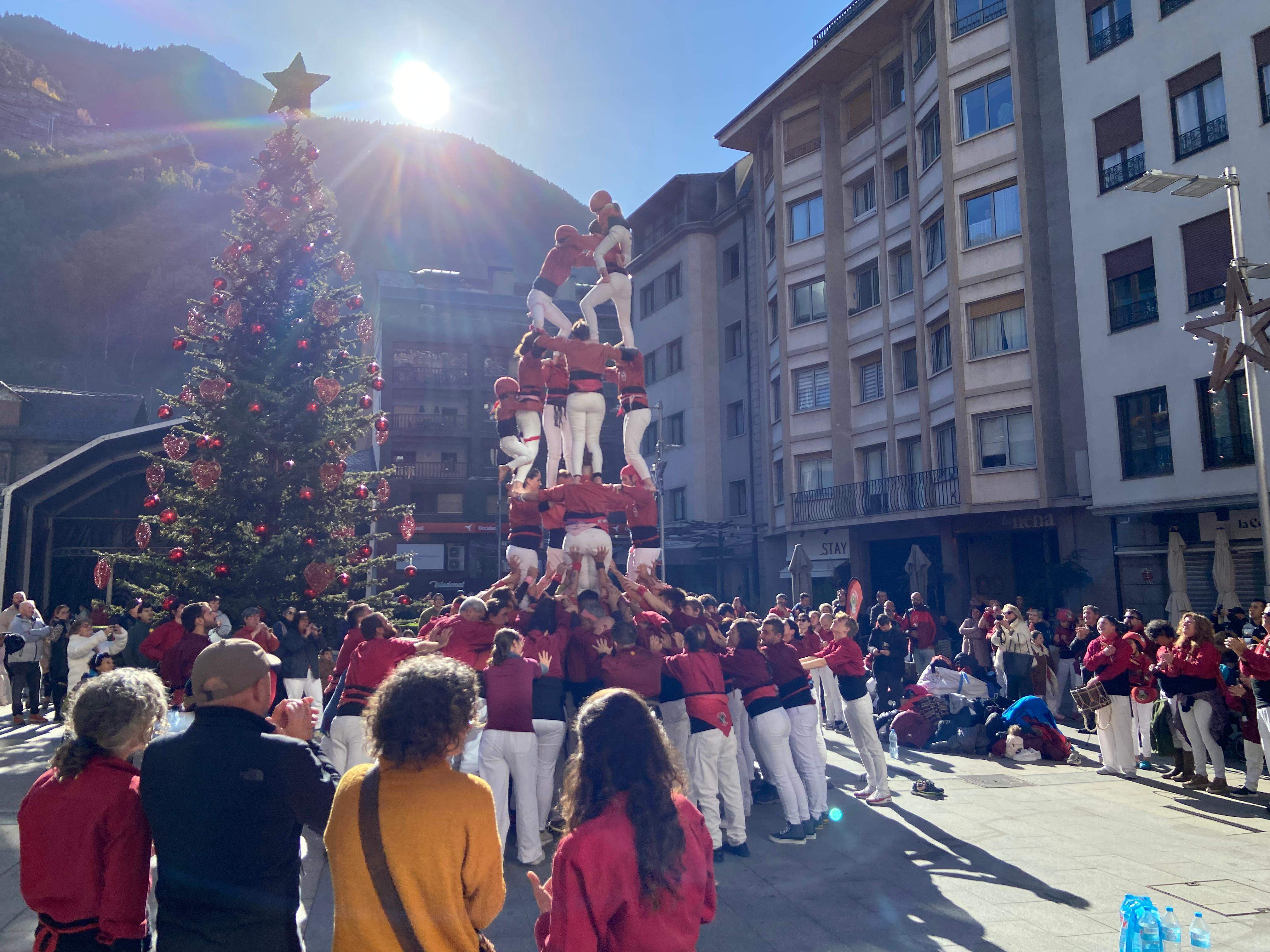 El bon temps i l'arribada del Nadal han marcat la Diada dels Castellers d'Andorra. 