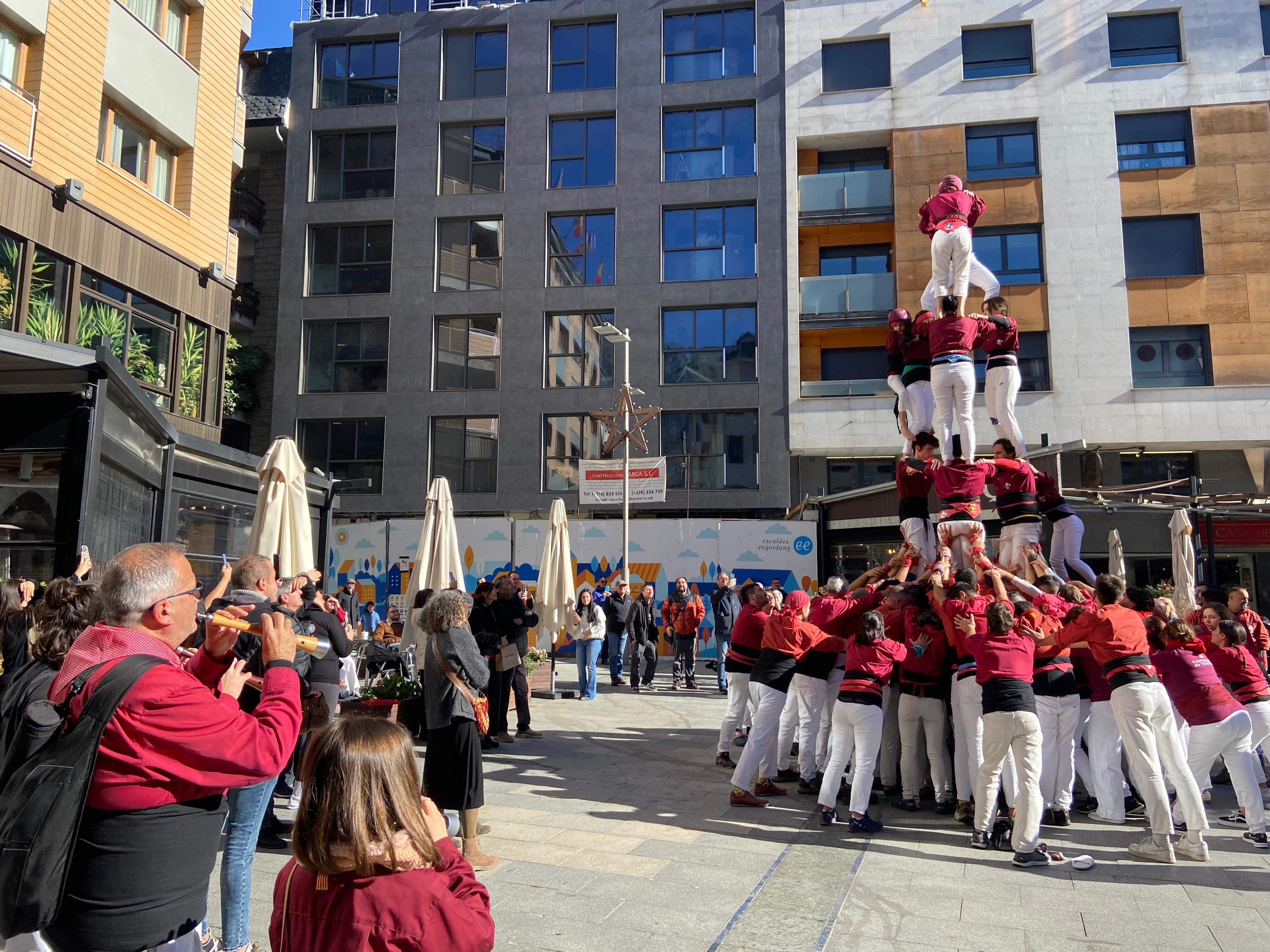 La música ha acompanyat en tot moment els castells. La música ha acompanyat en tot moment els castells.