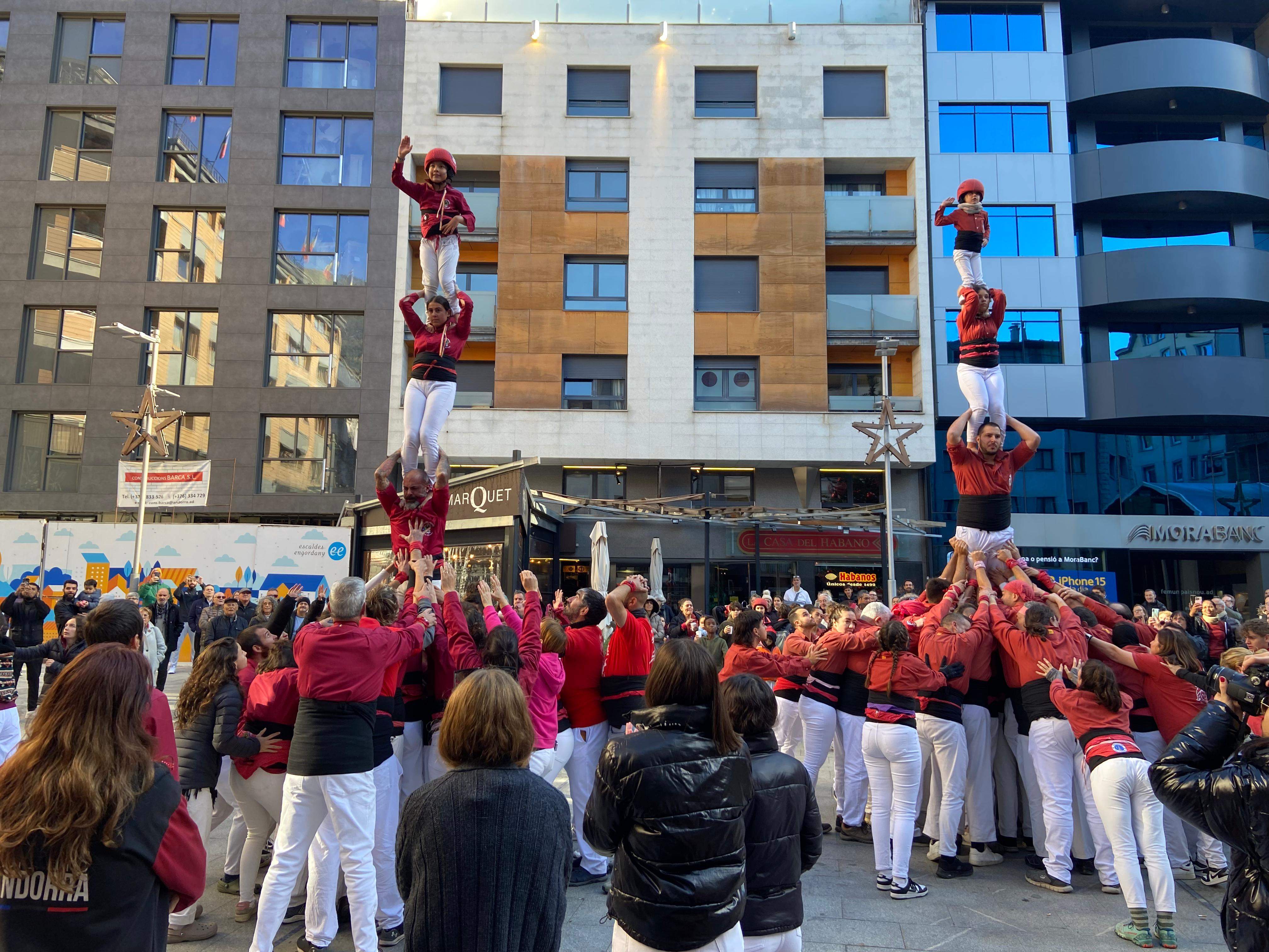 Els primers castells del migdia, amb protagonisme dels més petits. Els primers castells del migdia, amb protagonisme dels més petits.