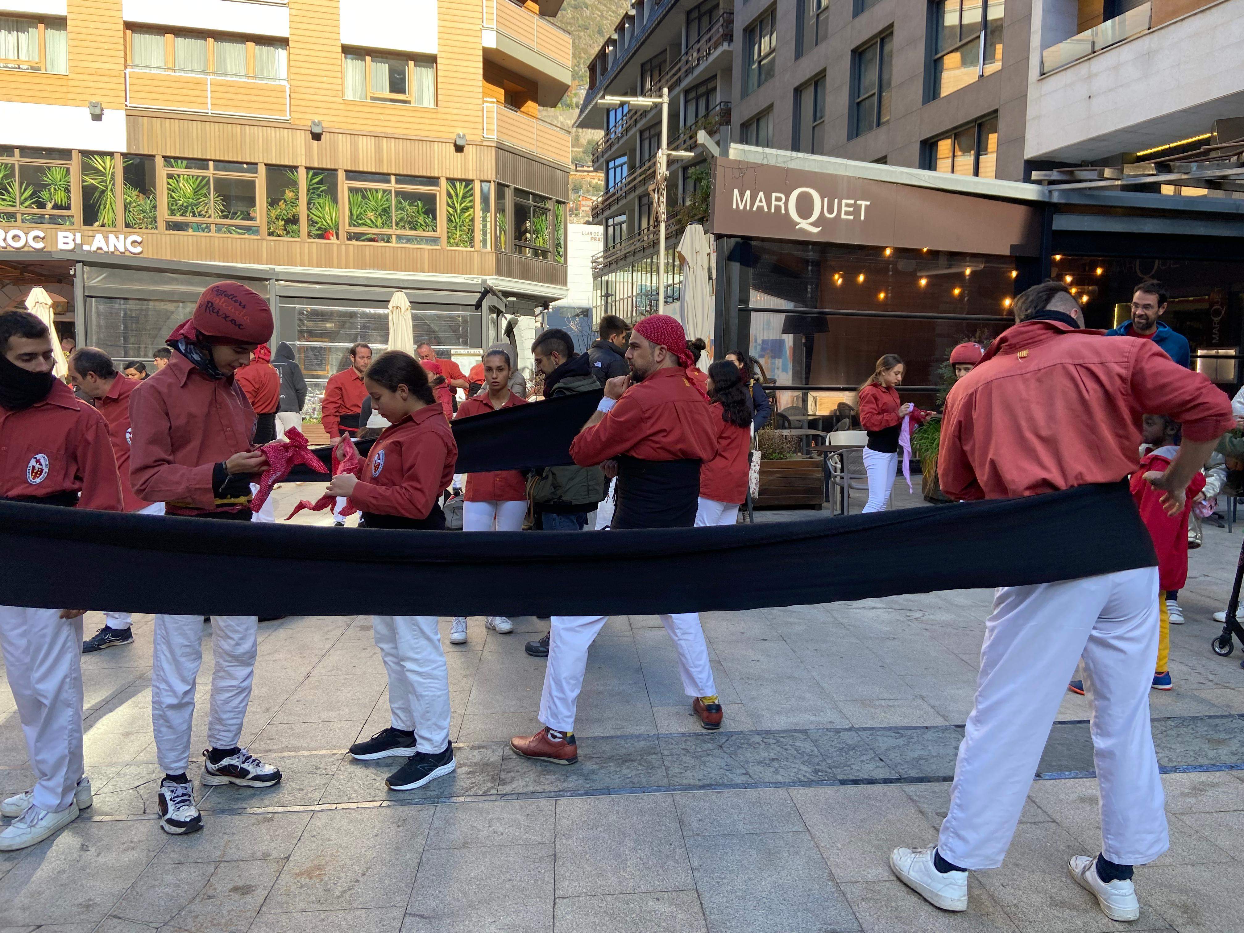 Abans d'aixecar els castells, tothom s'ha equipat amb la seva faixa. Abans d'aixecar els castells, tothom s'ha equipat amb la seva faixa.