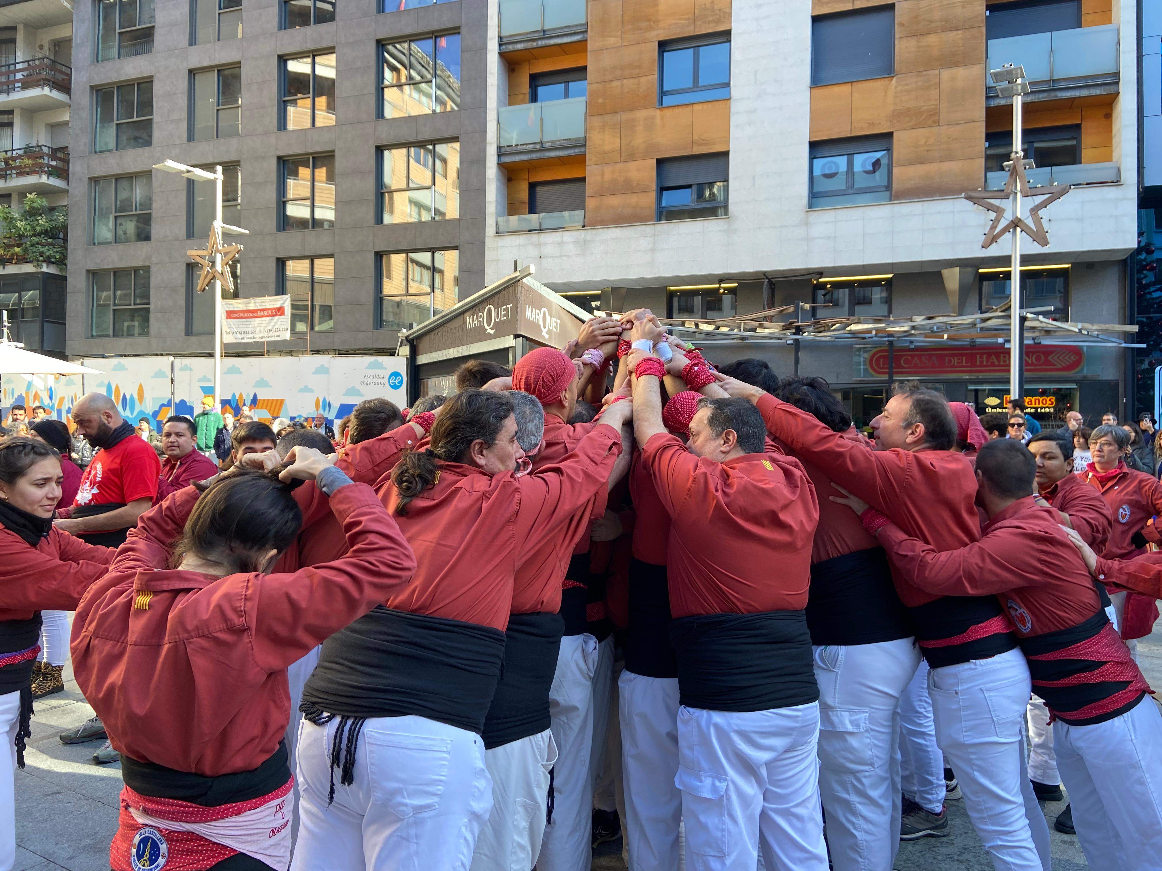 Els Castellers de Montcada i Reixac, fent pinya abans de començar. Els Castellers de Montcada i Reixac, fent pinya abans de començar.