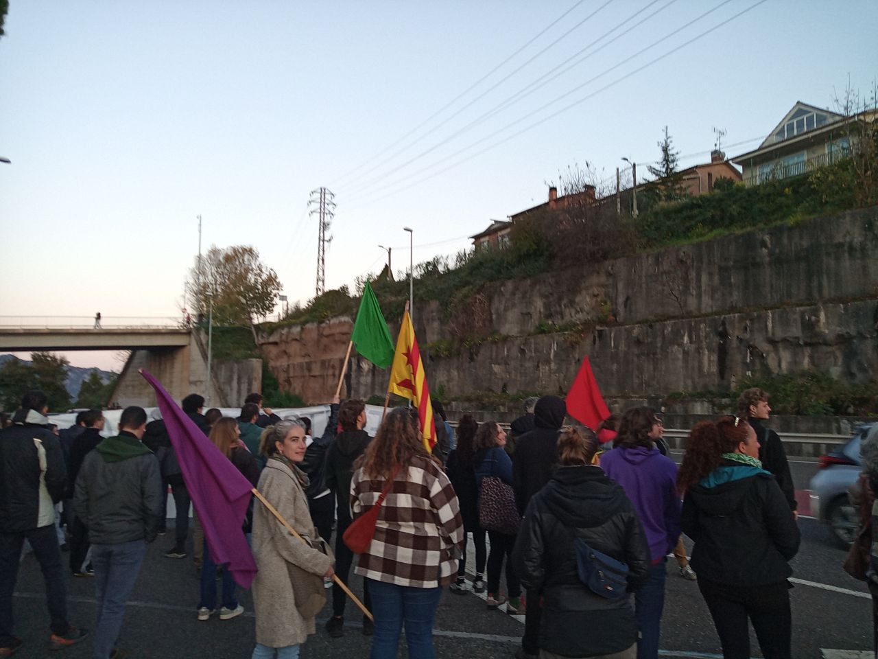 El manifestants que s'han sumat al tall de la C-16. El manifestants que s'han sumat al tall de la C-16.
