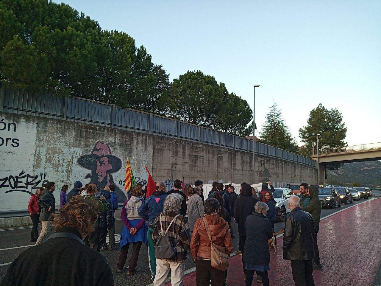 Els manifestants tallant la carretera C-16- Els manifestants tallant la carretera C-16-