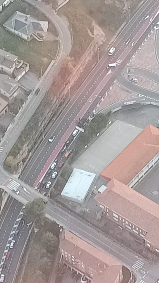 Una imatge aèria del servei Català del Trànsit del tall a la C 16. Una imatge aèria del servei Català del Trànsit del tall a la C 16.