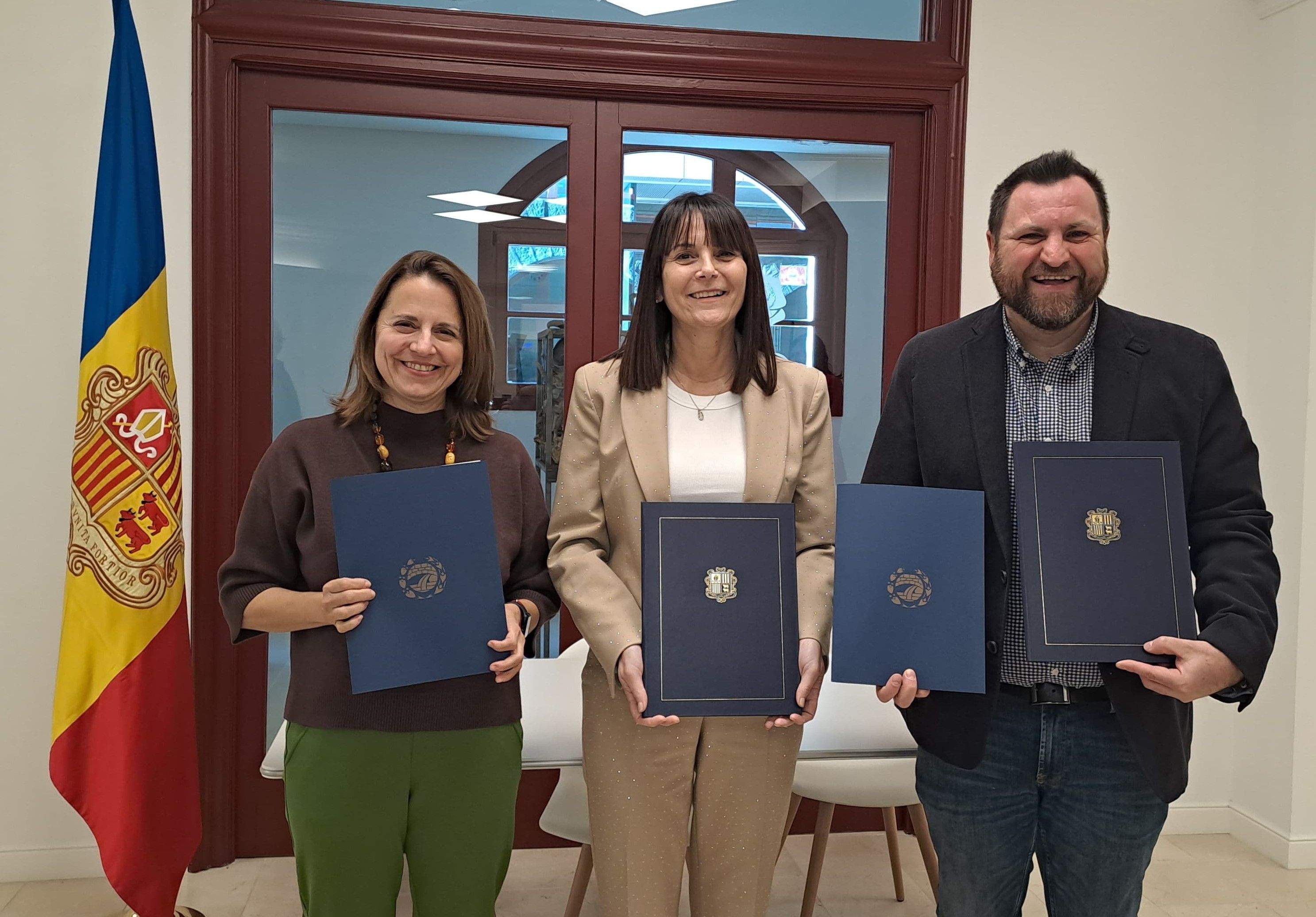 Gili, Bonell i Lizarte ensenyen els convenis signats.
