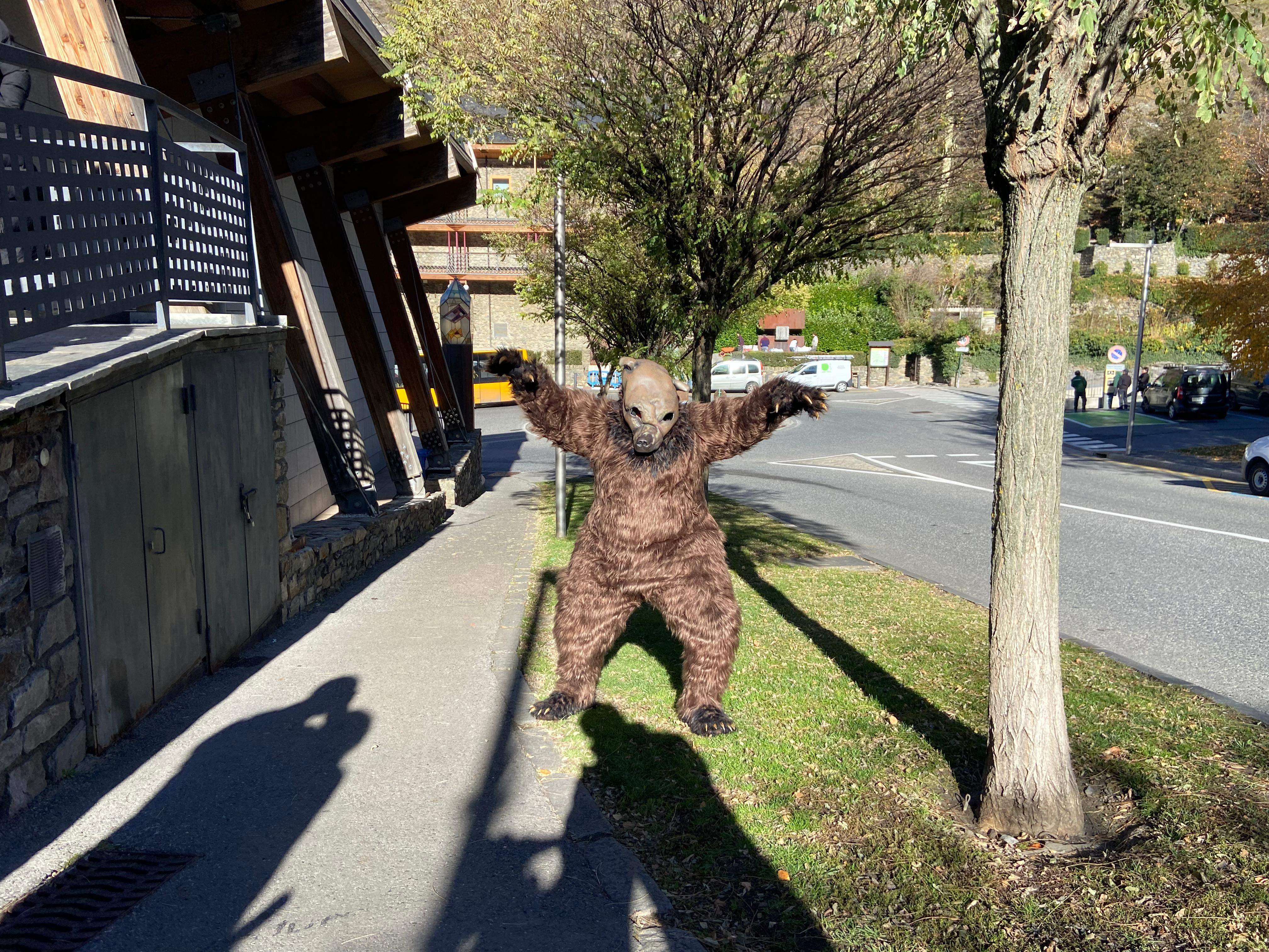 L'ossa, amb el nou vestit, acompanyada de Meritxell Rabadà i Eva de la Pena. L'ossa, amb el nou vestit, acompanyada de Meritxell Rabadà i Eva de la Pena.