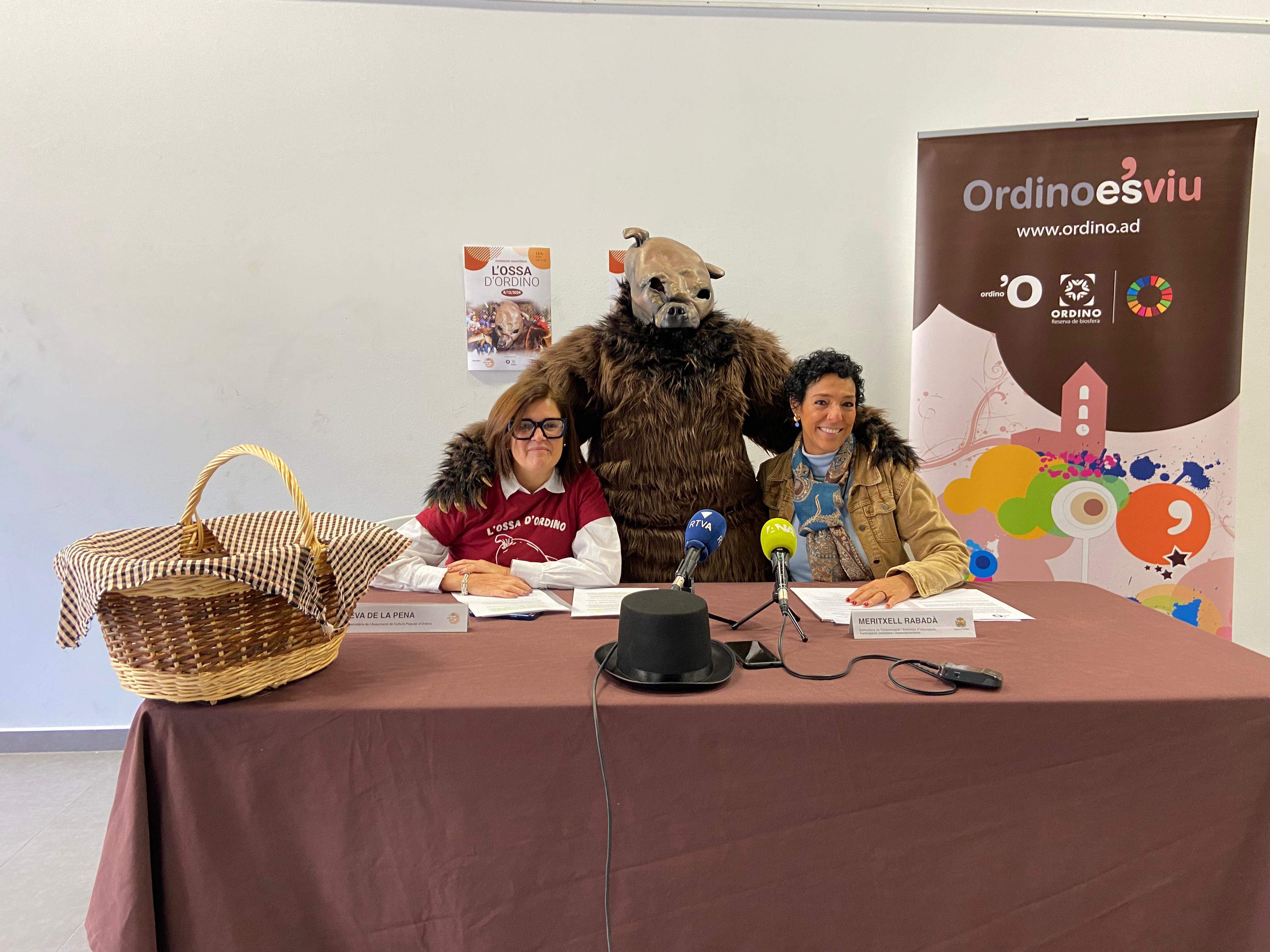 L'ossa, amb el nou vestit, acompanyada de Meritxell Rabadà i Eva de la Pena. La portaveu del Sindicat, Rebeca Bonache.
