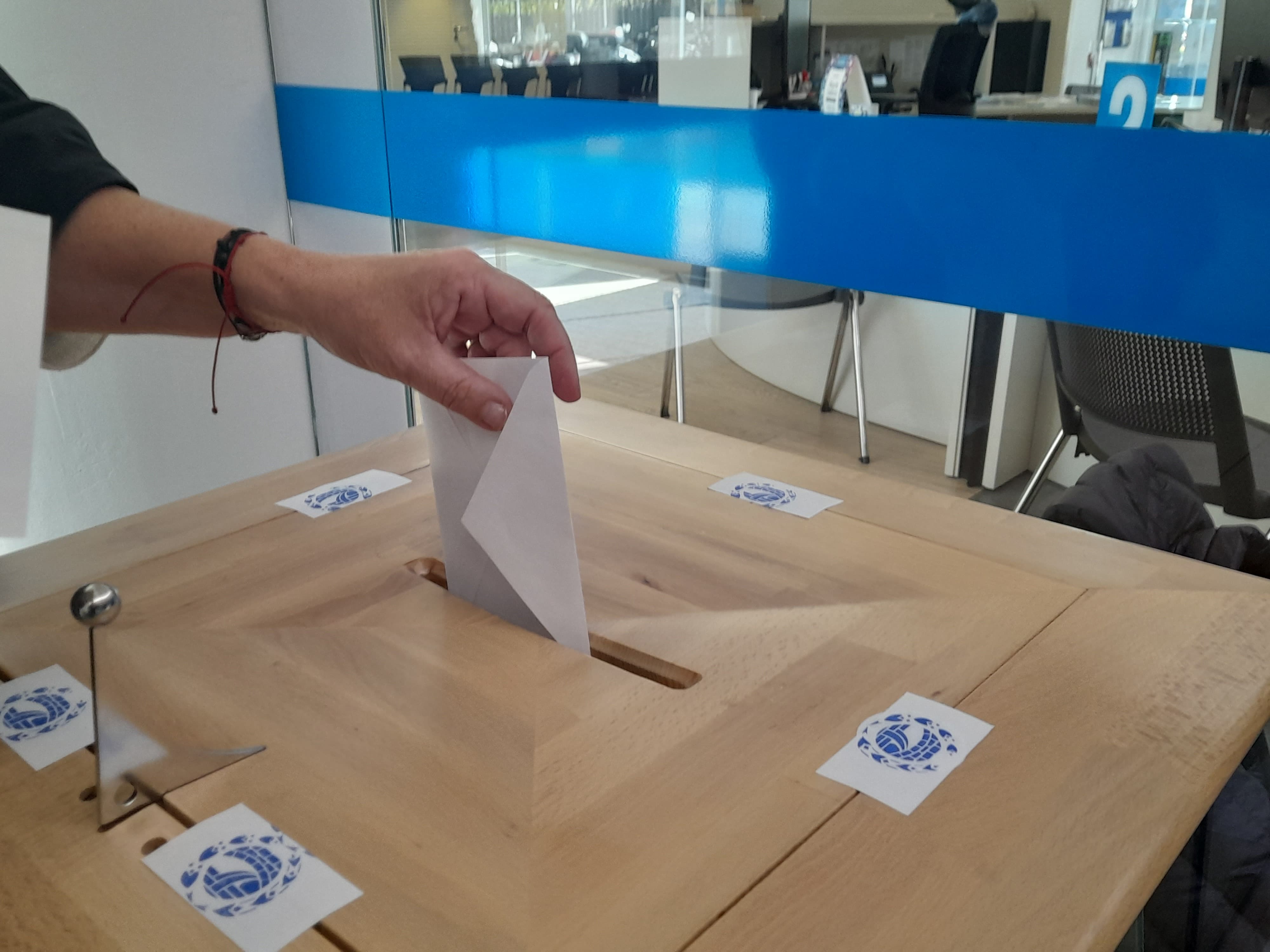 Una ciutadana votant en la consulta popular. Una ciutadana votant en la consulta popular.