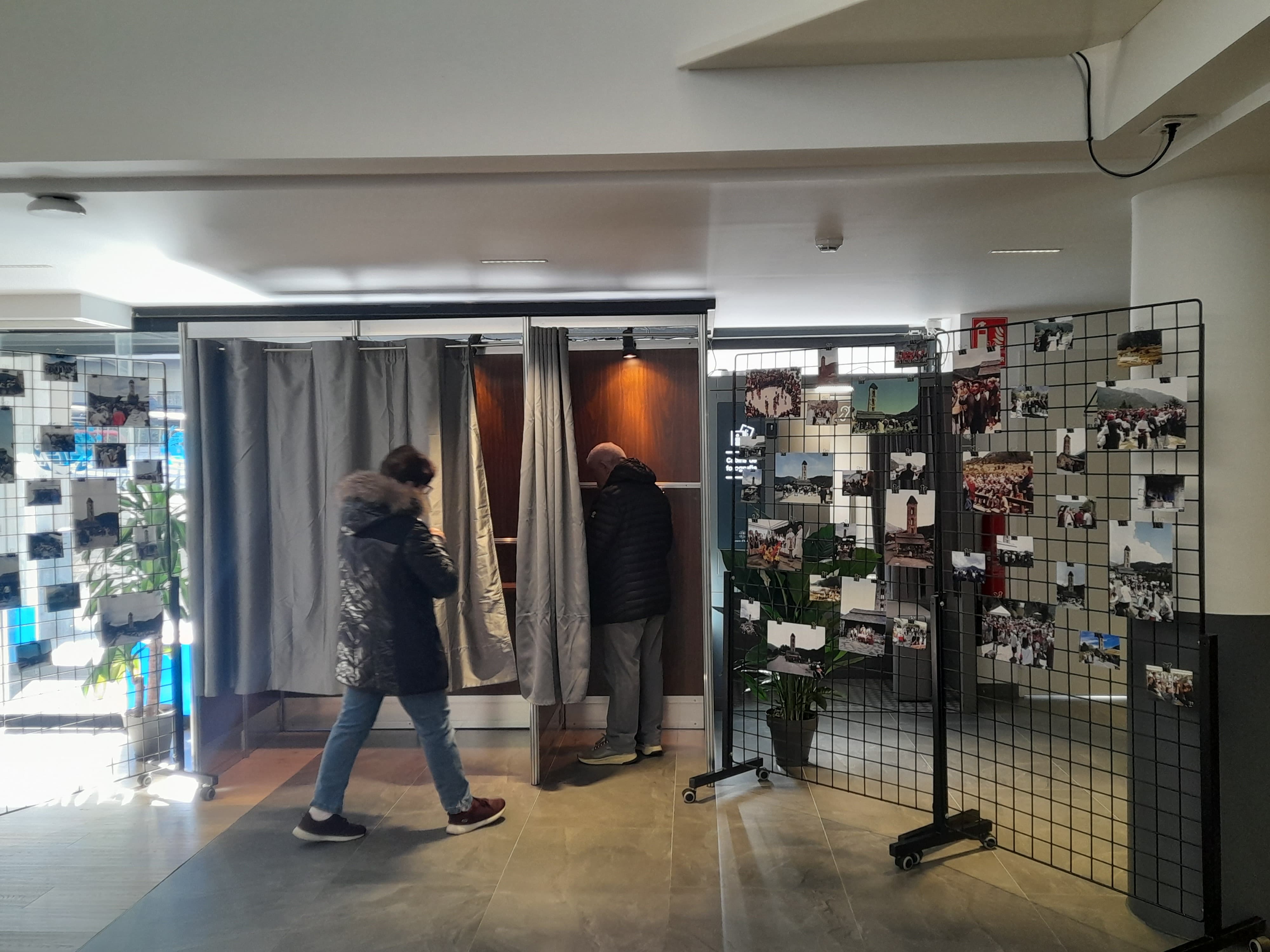 Ciutadans escaldencs exercint el seu dret a vot. Ciutadans escaldencs exercint el seu dret a vot.