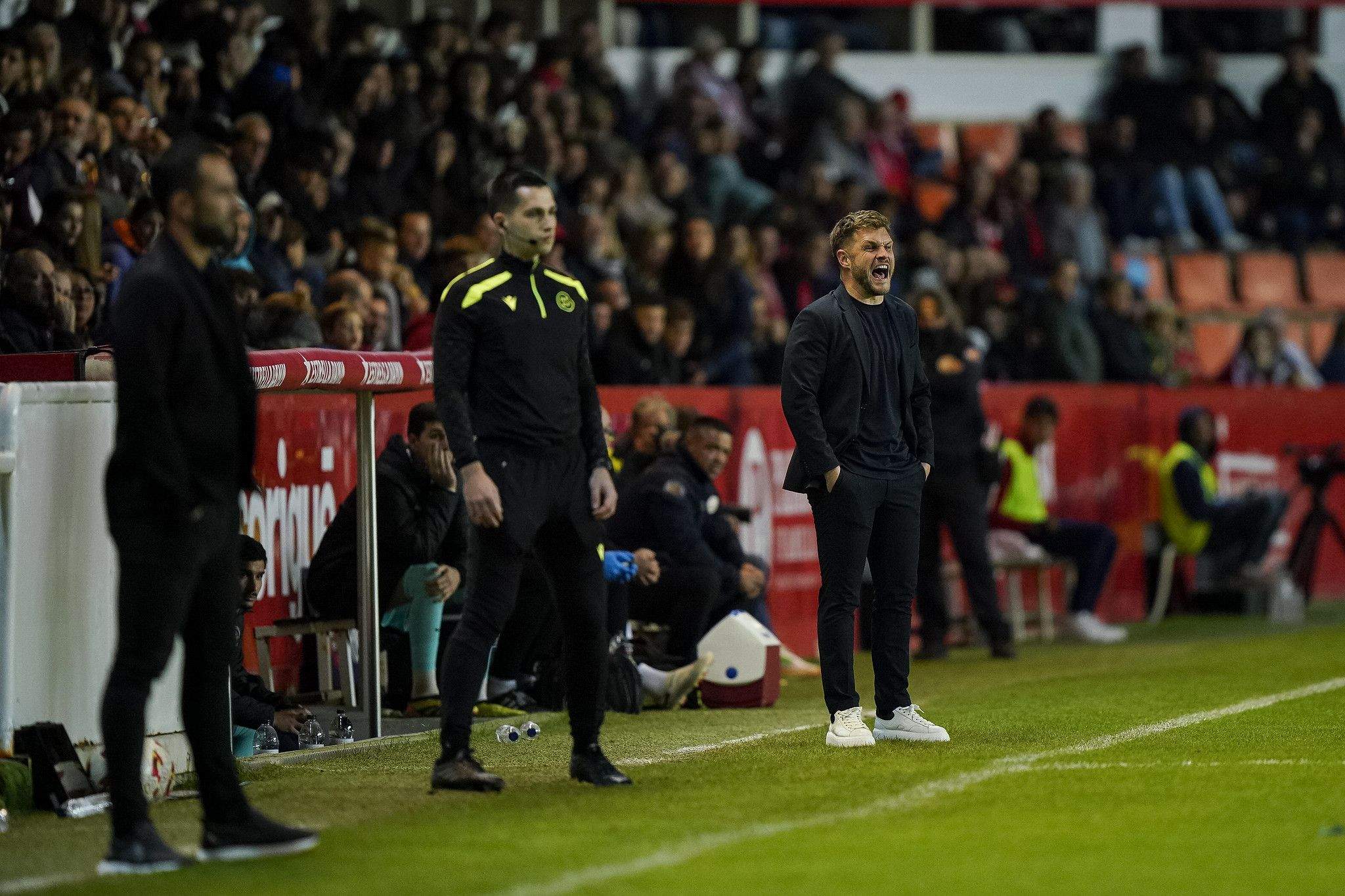 Ferran Costa, a la zona tècnica del Nou Estadi Costa Daurada de Tarragona. La portaveu del Sindicat, Rebeca Bonache.