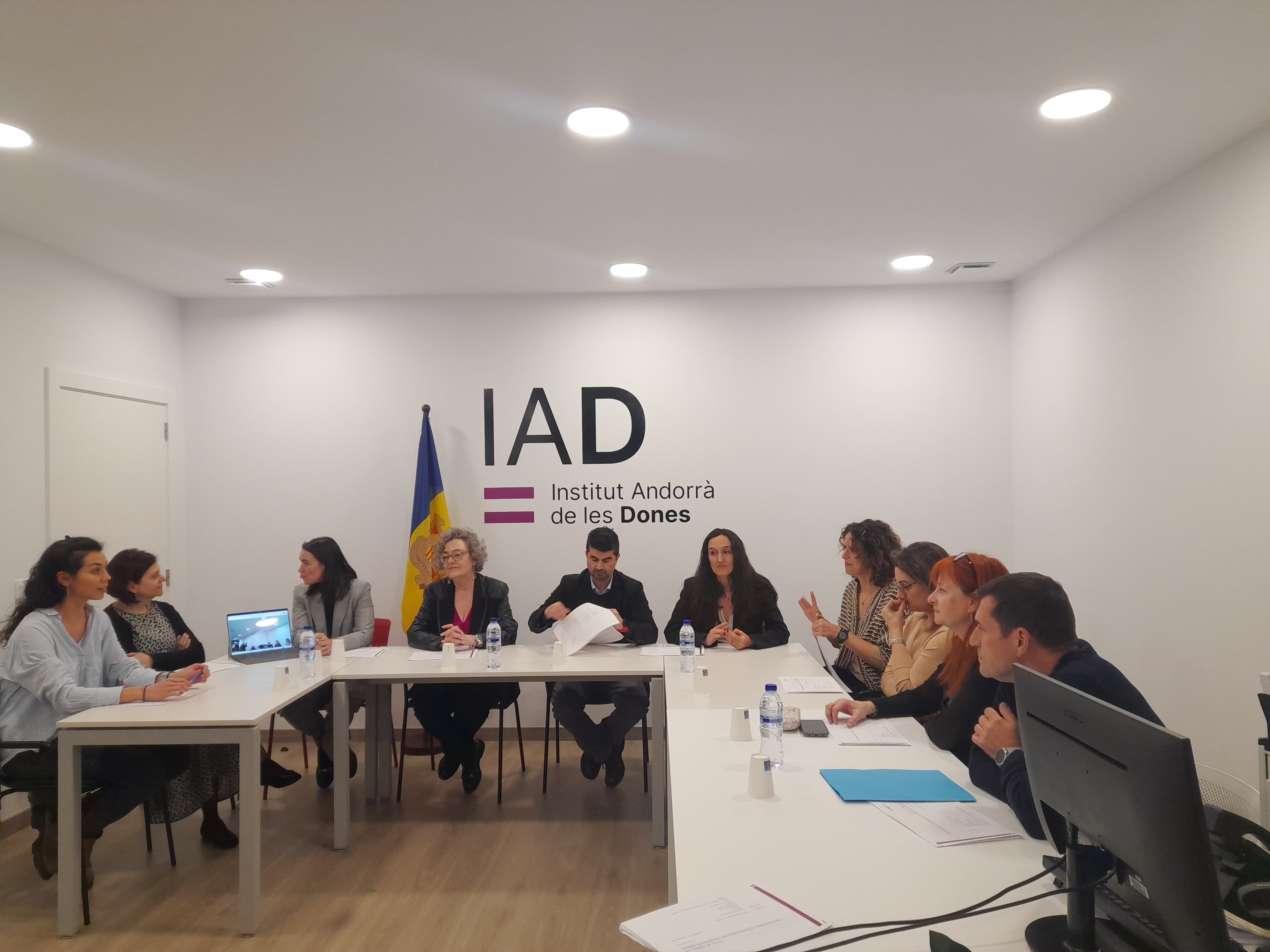 La majoria de professionals d'intervenció en violència de gènere que han participat en la taula de treball. La majoria de professionals d'intervenció en violència de gènere que han participat en la taula de treball.