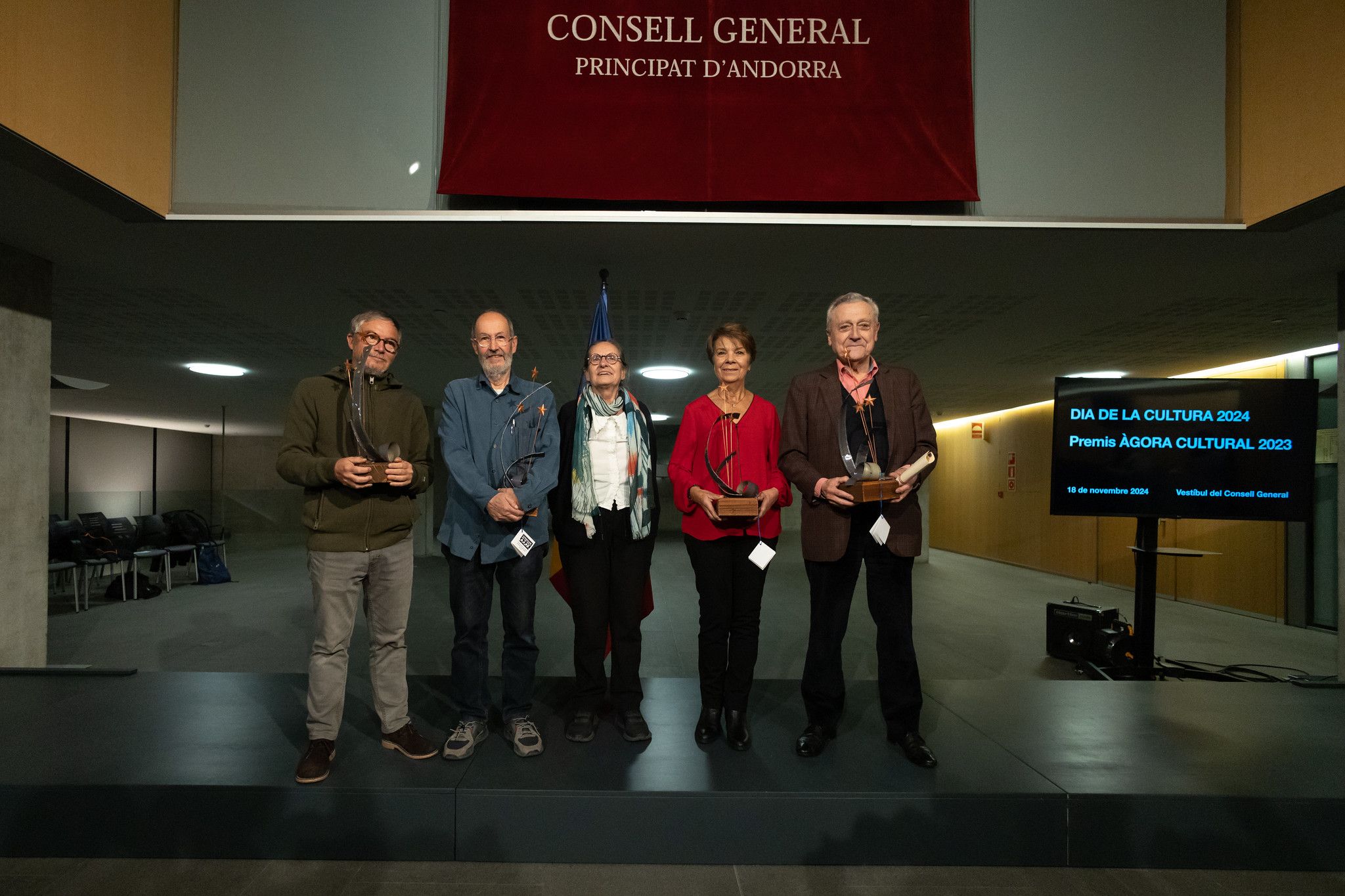 Els premiats del Dia de la Cultura, damunt l'escenari.