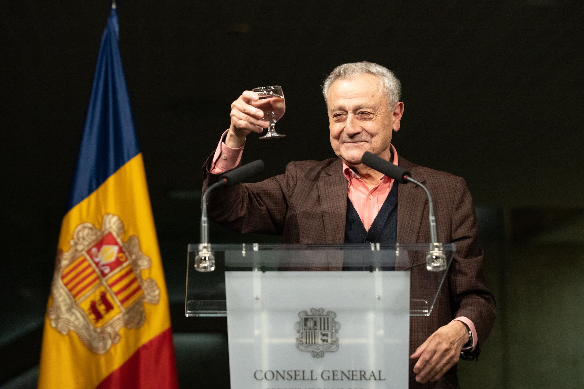 Jordi Marquet, emocionat en rebre el premi per la seva trajectòria. Jordi Marquet, emocionat en rebre el premi per la seva trajectòria.