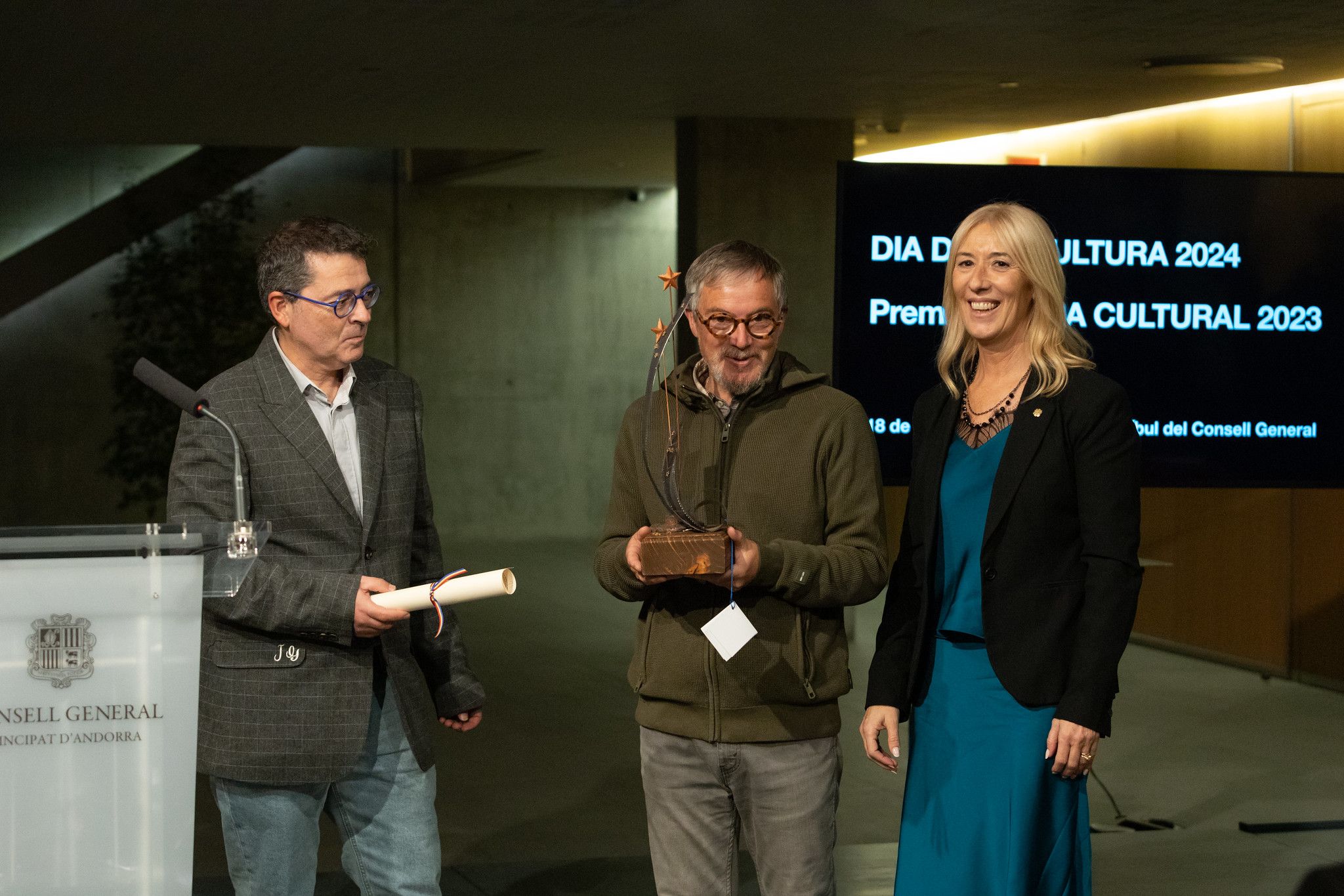 Jordi Casamajor, en nom del seu germà Roger Casamajor, recollint el premi a mans de la subsíndica i el secretariat. Jordi Casamajor, en nom del seu germà Roger Casamajor, recollint el premi a mans de la subsíndica i el secretariat.
