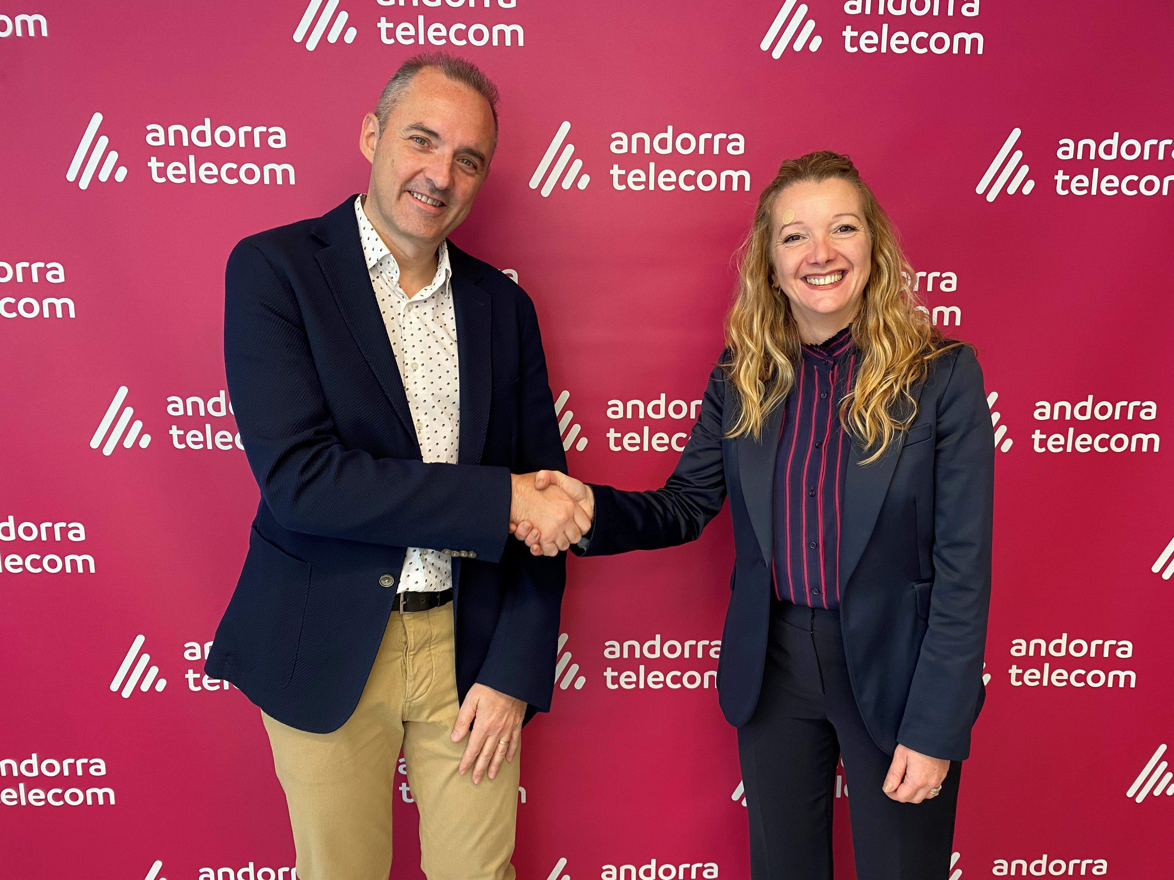 Jordi Nadal i Susagna Venable durant la signatura del conveni.