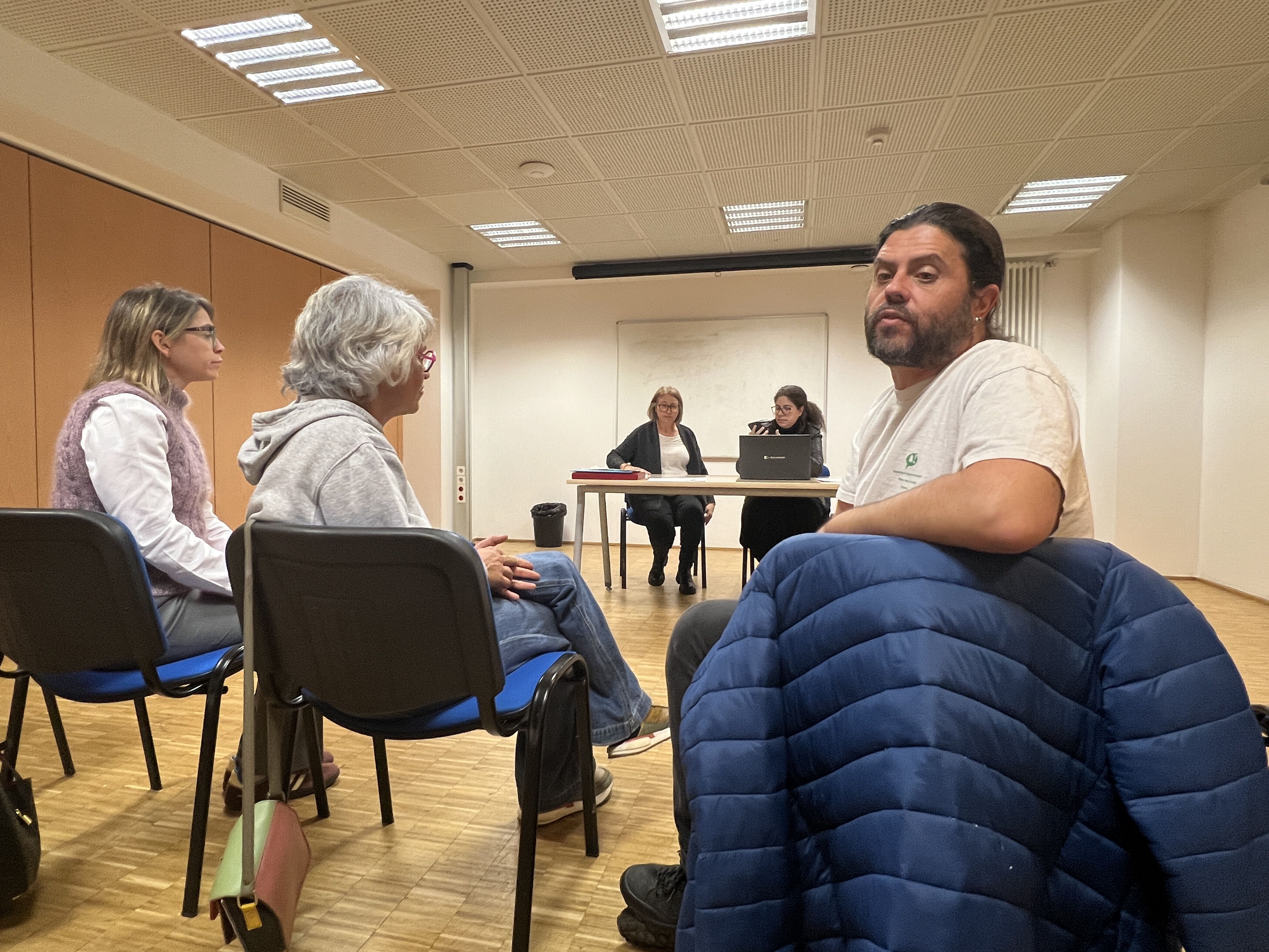 El renovat president, Carles Iriarte (dreta), just abans d'iniciar-se l'assemblea que l'havia de confirmar en el càrrec.