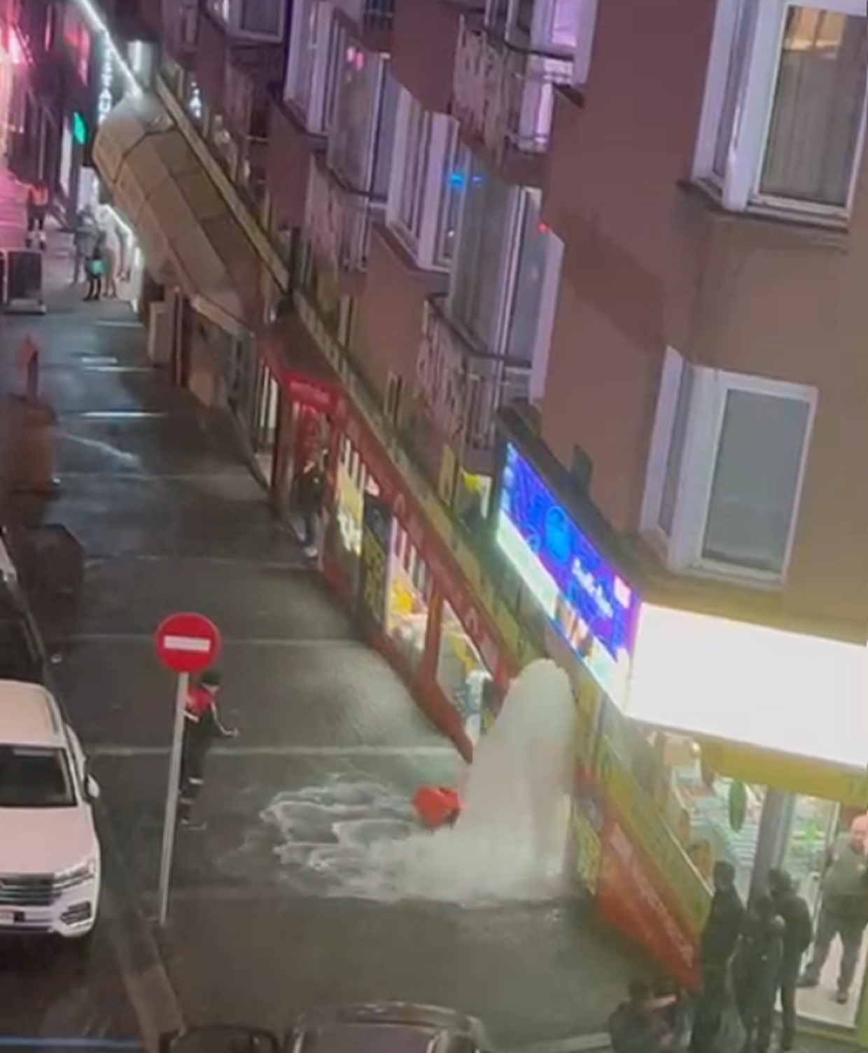 L'aigua no para de sortir al carrer Sant Jordi al Pas de la Casa.