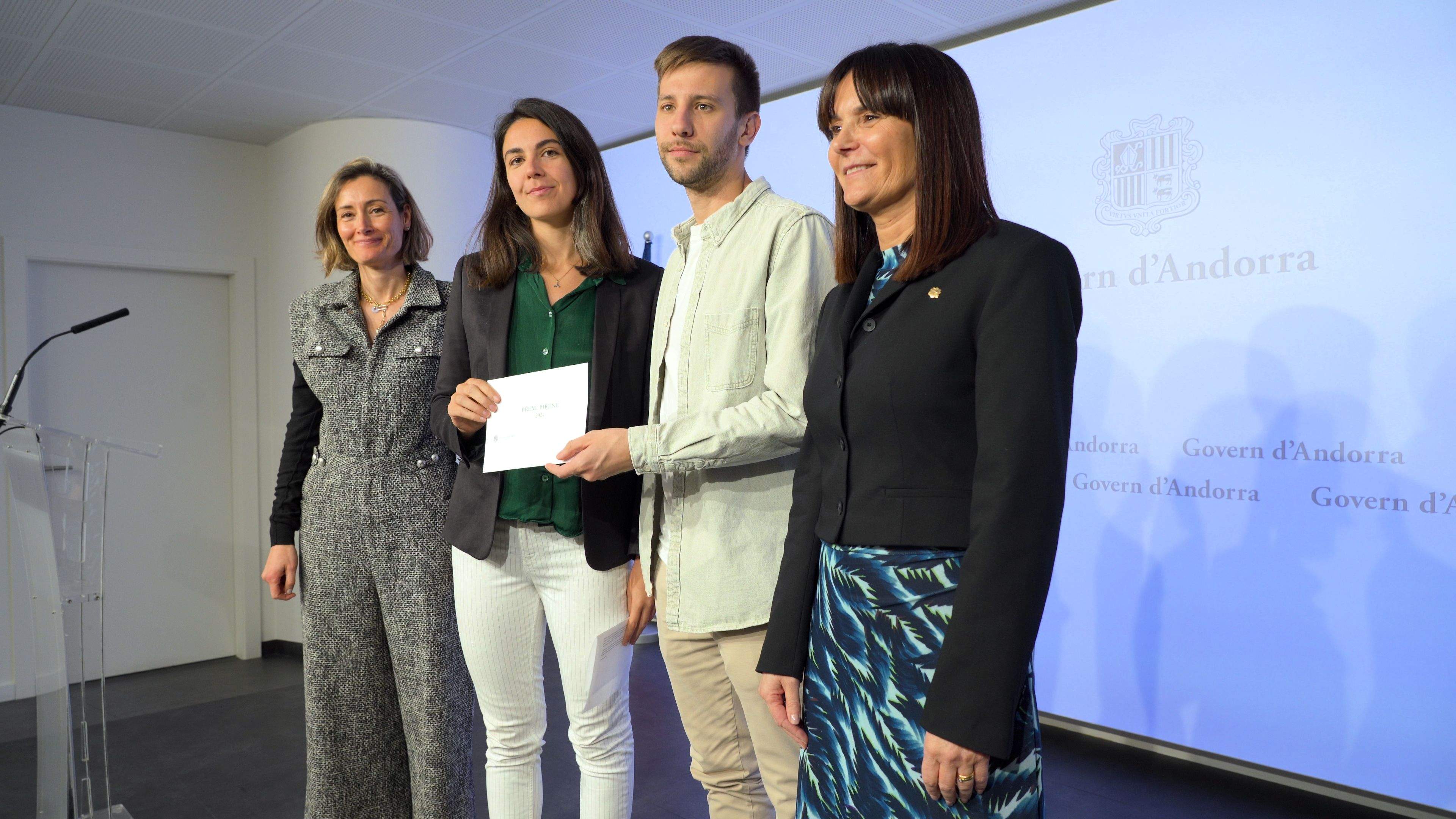 Elena Pardo i Eduard Ros en el moment de rebre el premi.