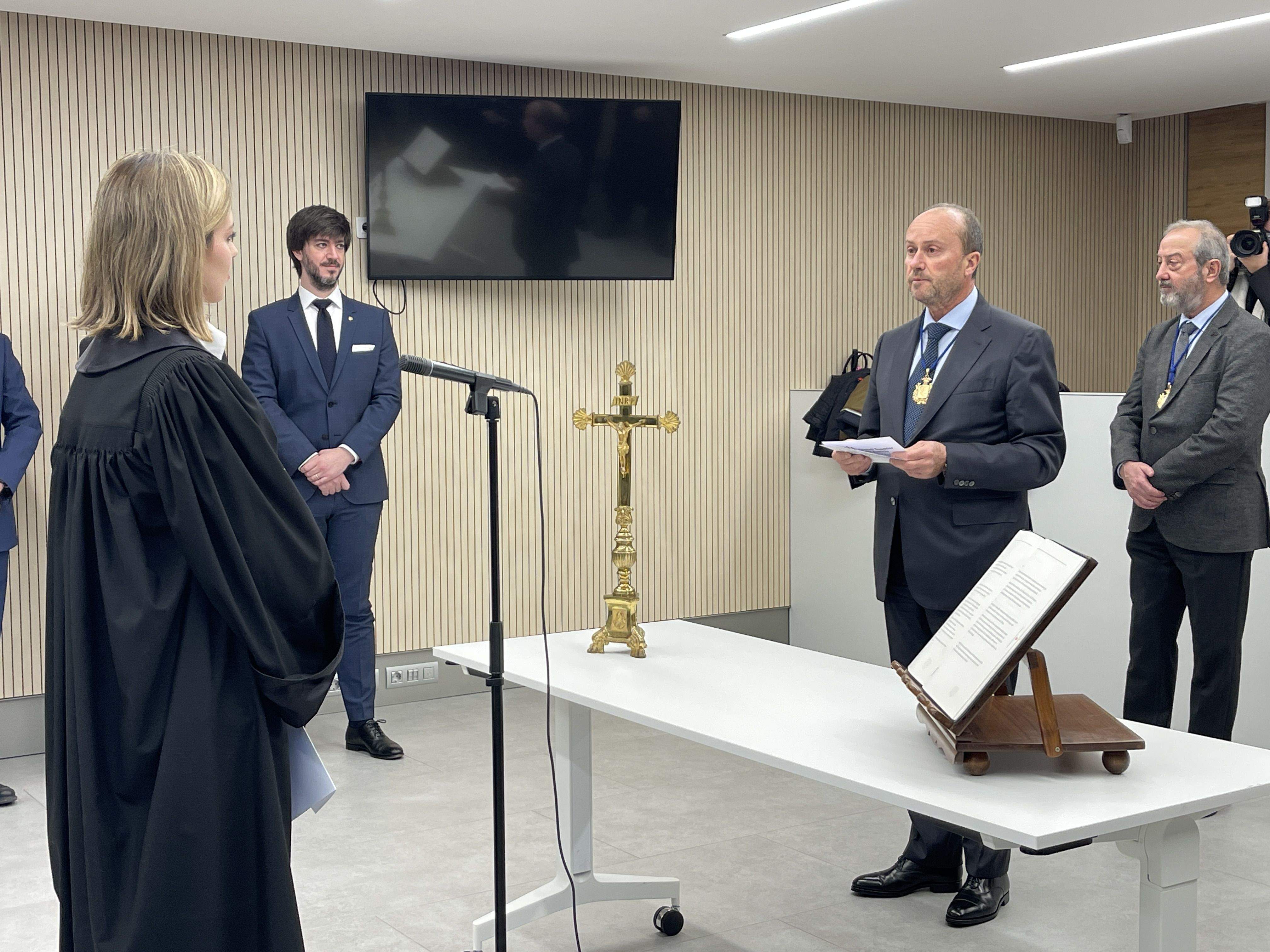 Josep Maria Rossell prenent jurament a la fiscal adjunta Patrícia Silvestre.