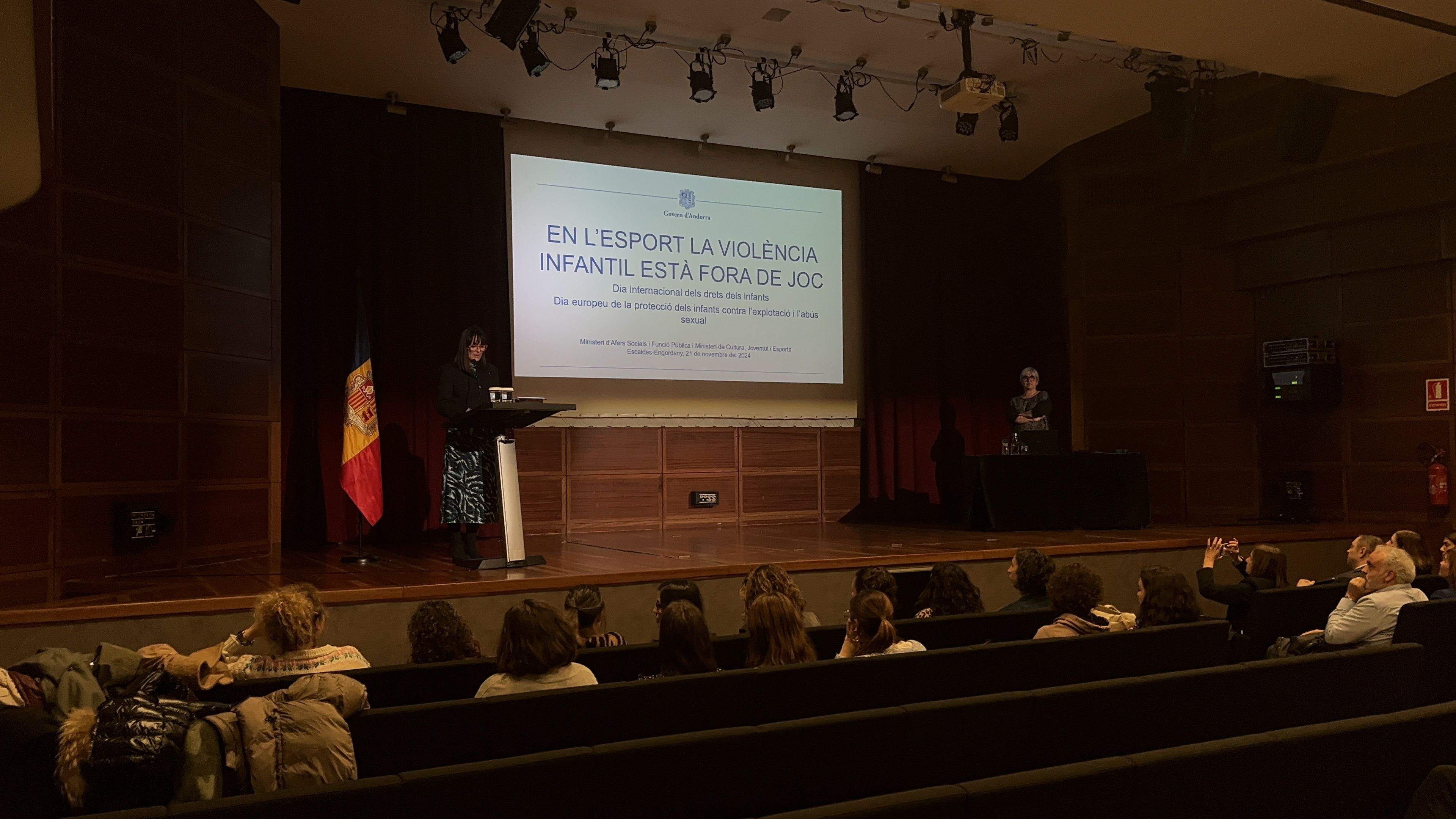 La ministra de Cultura, Joventut i Esports, Mònica Bonell, durant el seu discurs d'inauguració de la xerrada 'En l'esport, la violència infantil està fora de joc'. La portaveu del Sindicat, Rebeca Bonache.