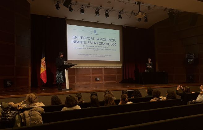 La ministra de Cultura, Joventut i Esports, Mònica Bonell, durant el seu discurs d'inauguració de la xerrada 'En l'esport, la violència infantil està fora de joc'.